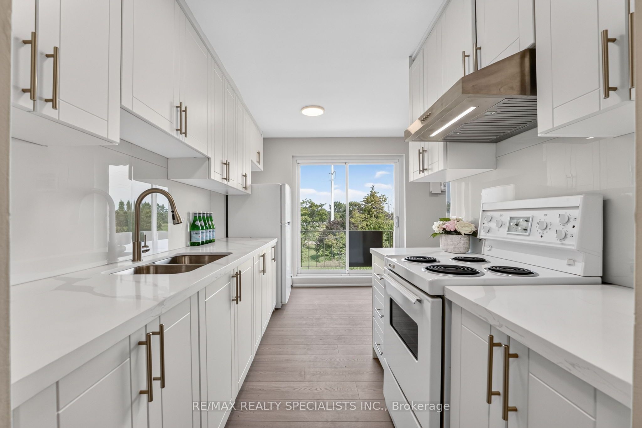 426 Queenston Street 33 Property Photo 10