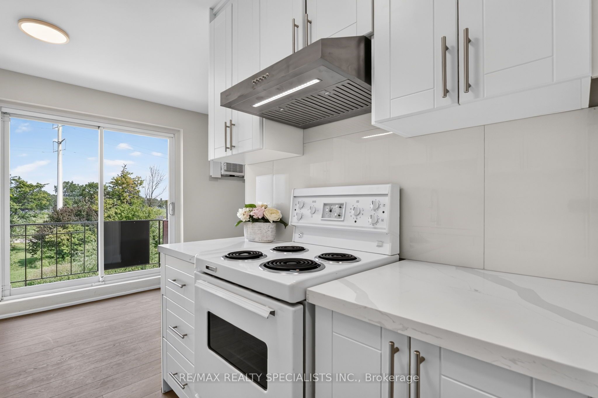 426 Queenston Street 33 Property Photo 11