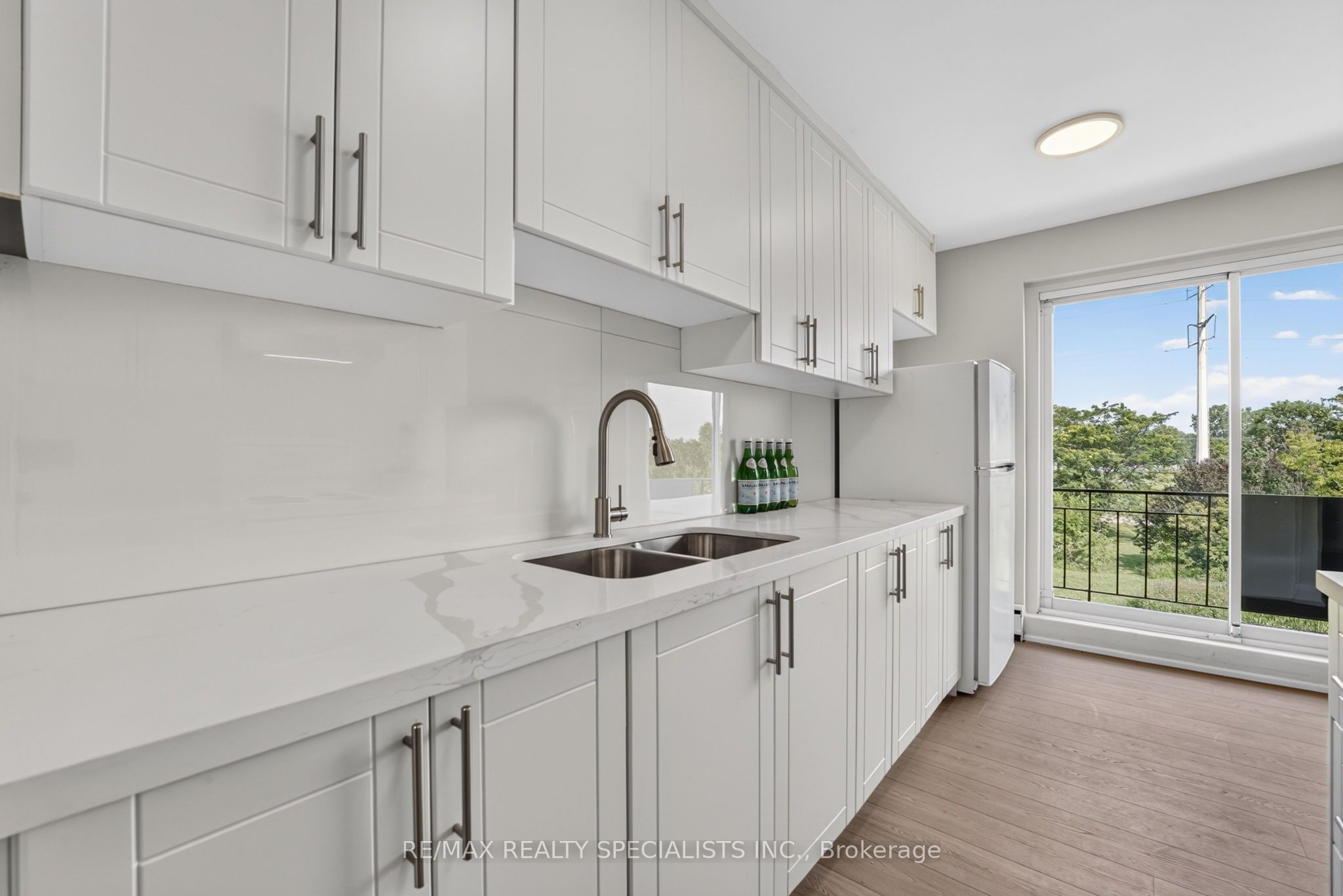 426 Queenston Street 33 Property Photo 12