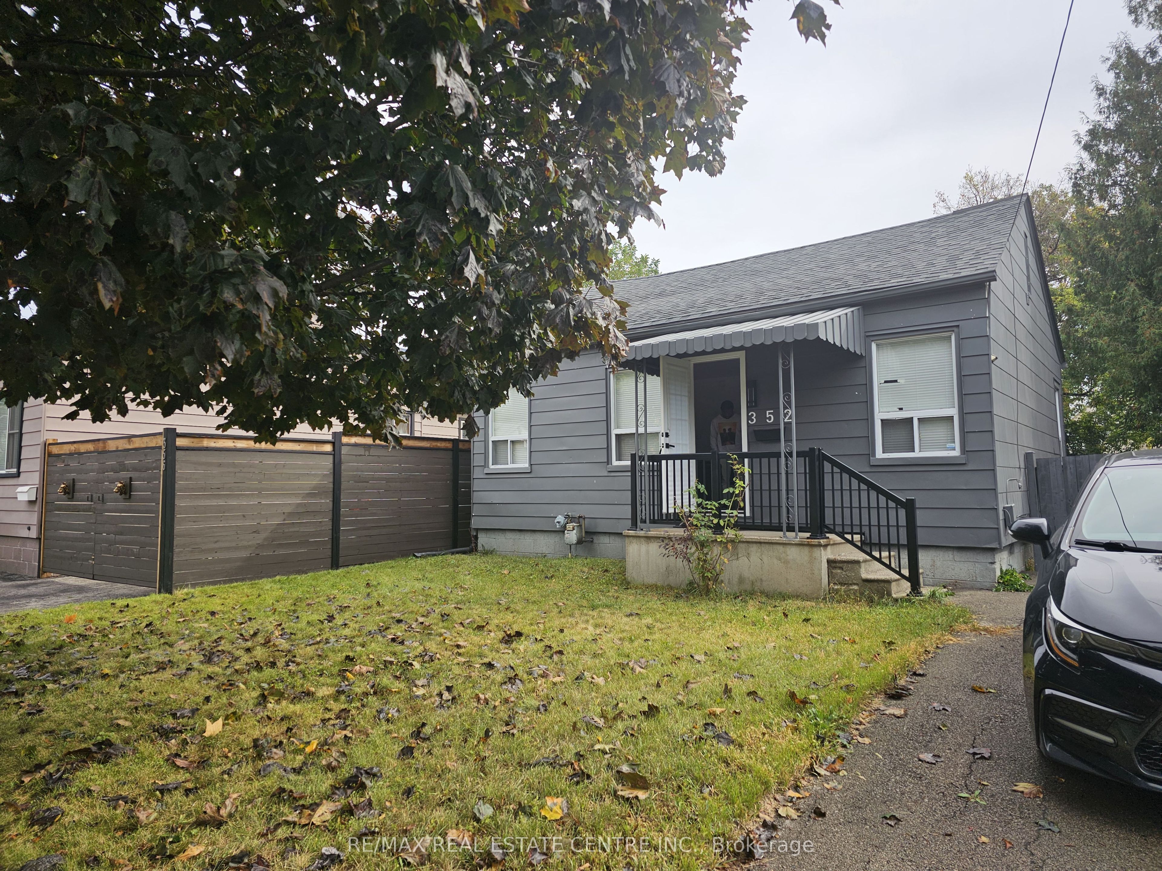 352 Weir Street N Property Photo 1