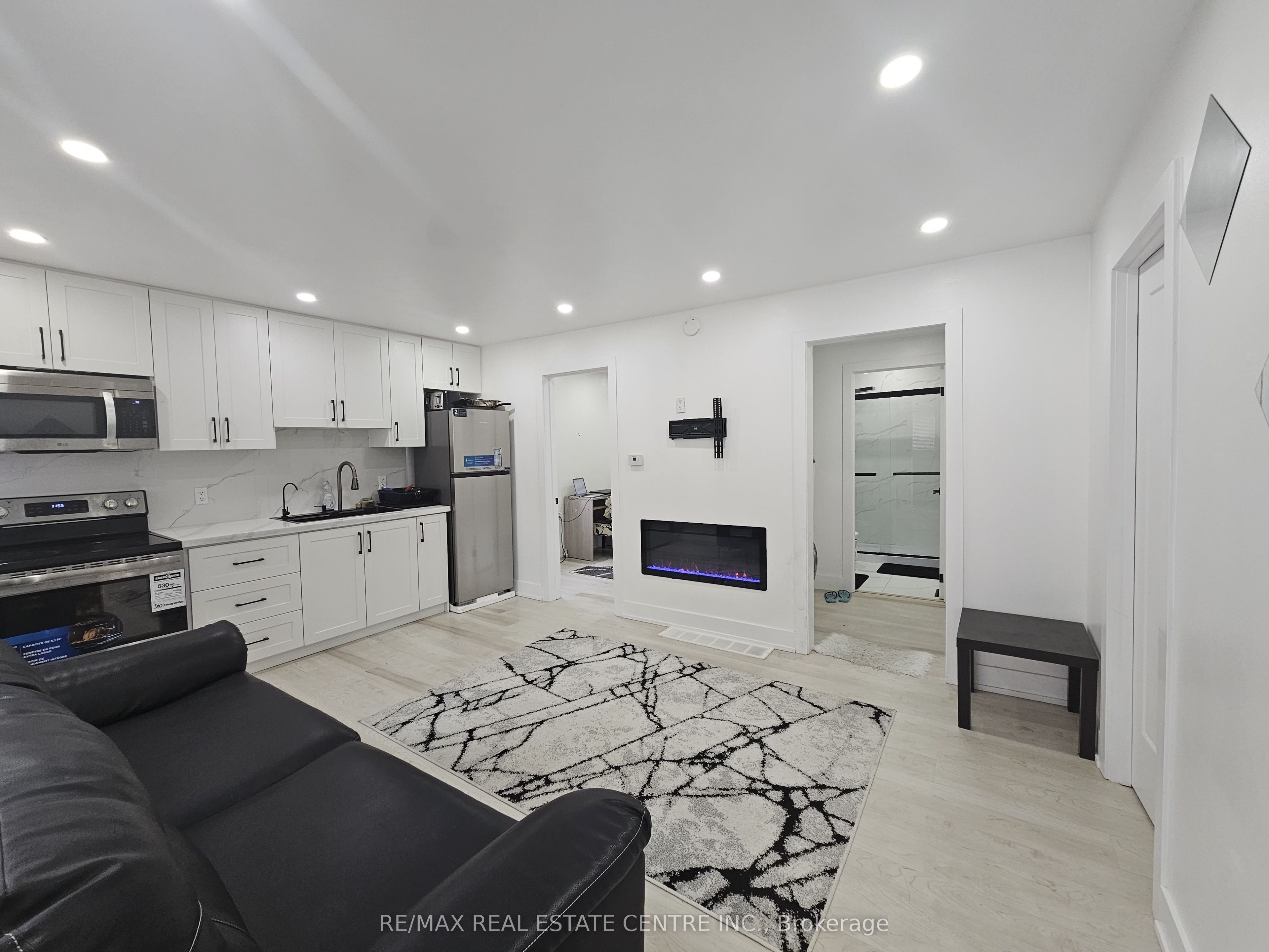 352 Weir Street N Property Photo 3
