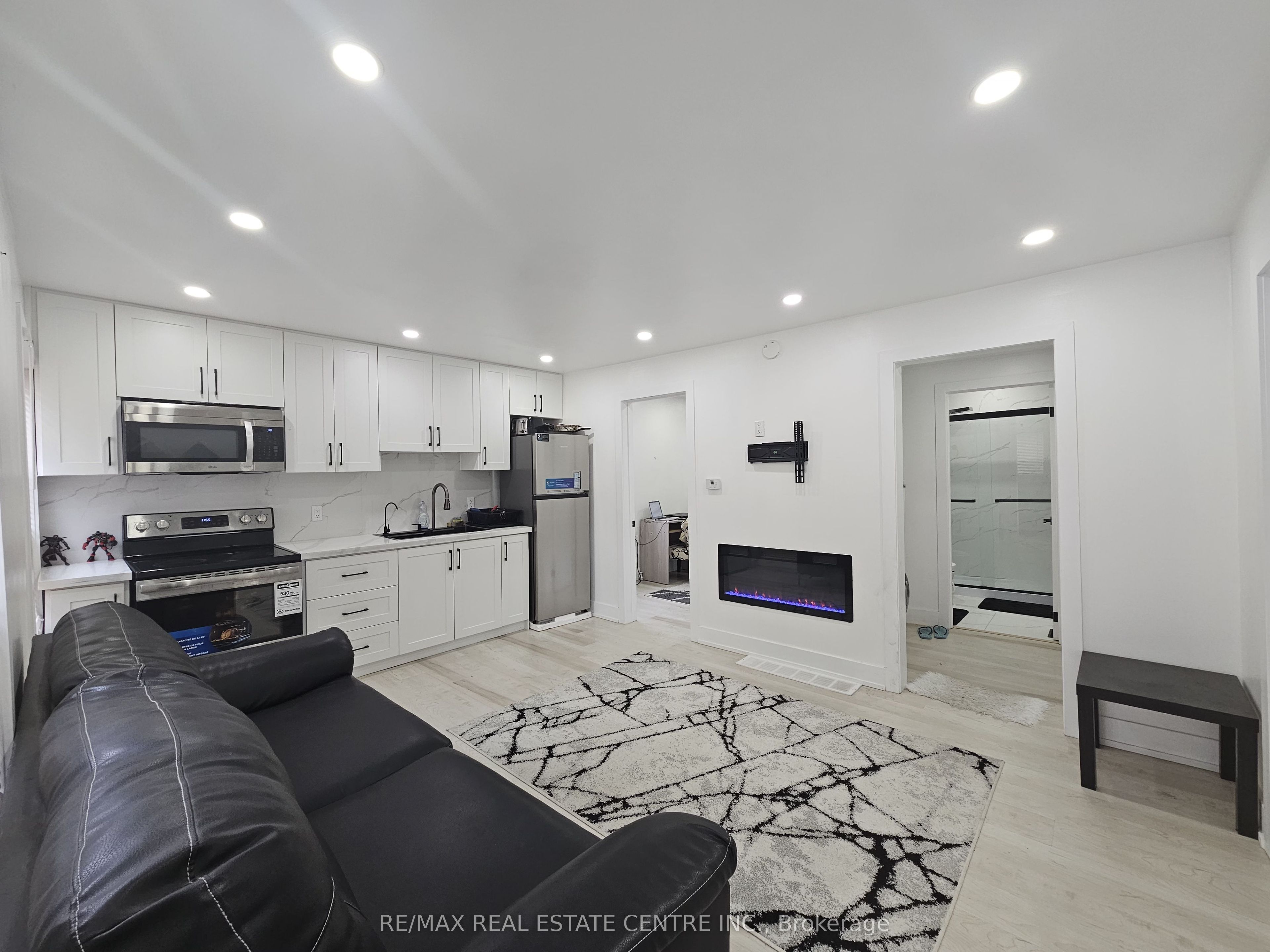352 Weir Street N Property Photo 4