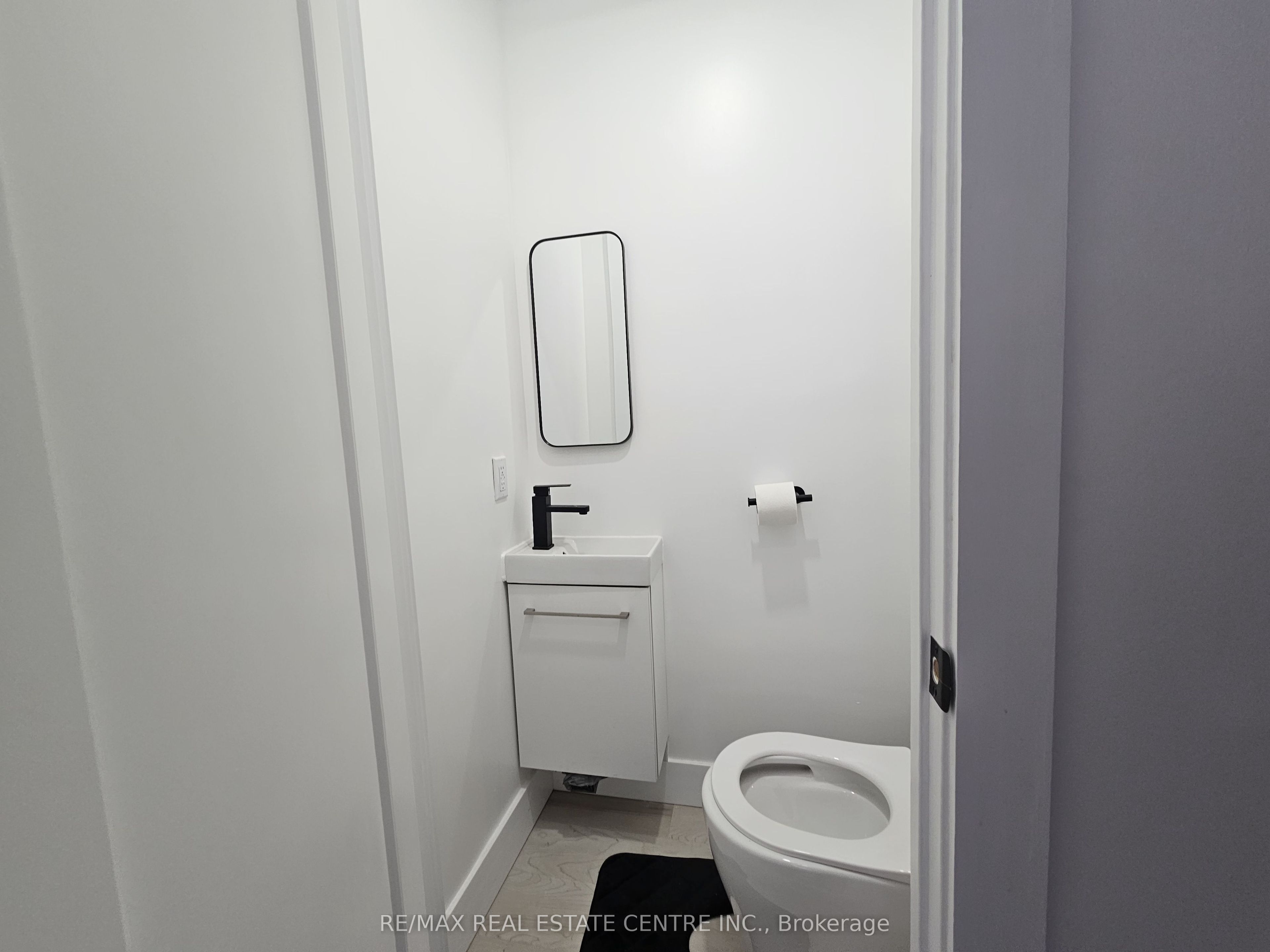 352 Weir Street N Property Photo 7