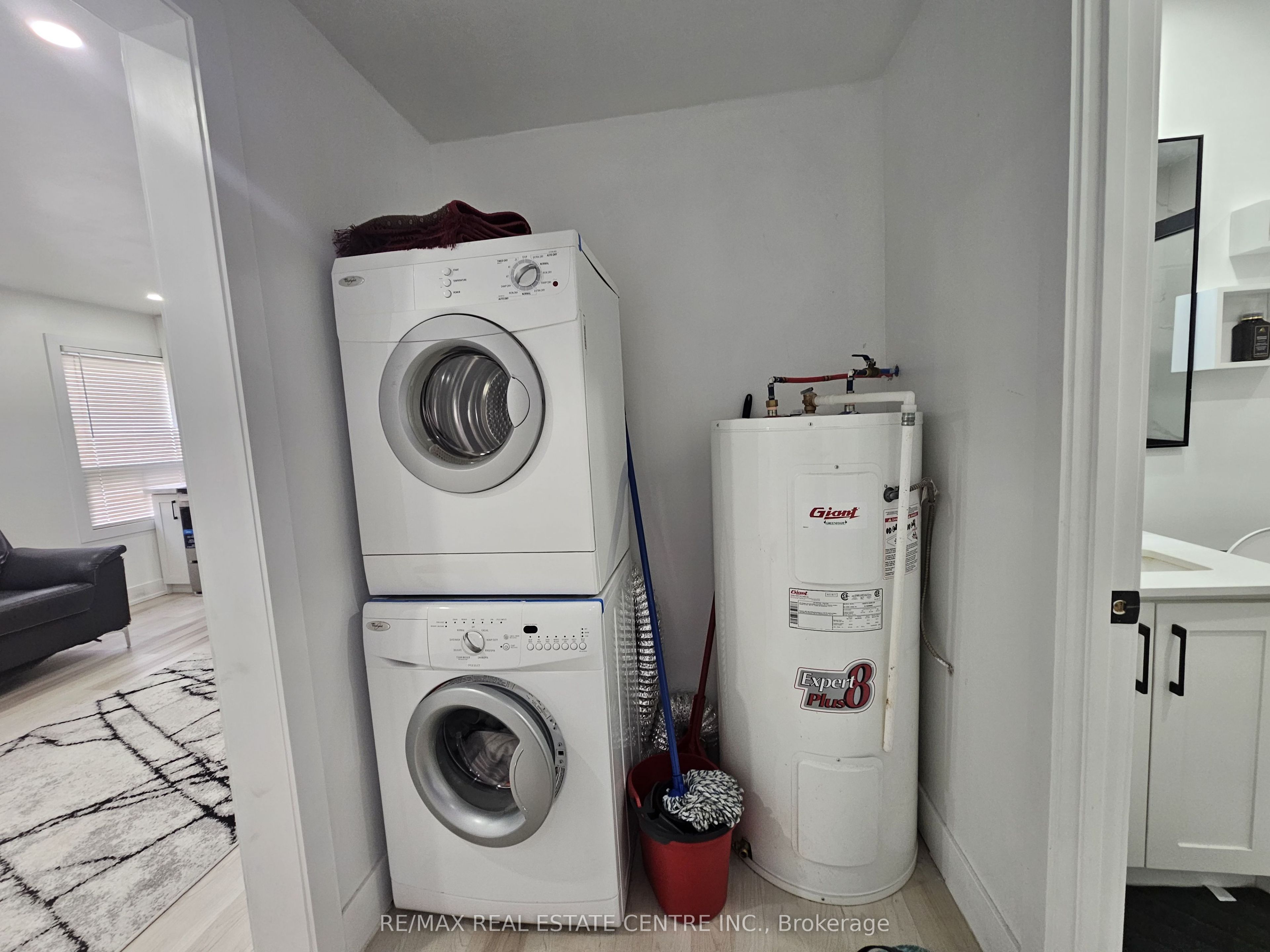 352 Weir Street N Property Photo 10