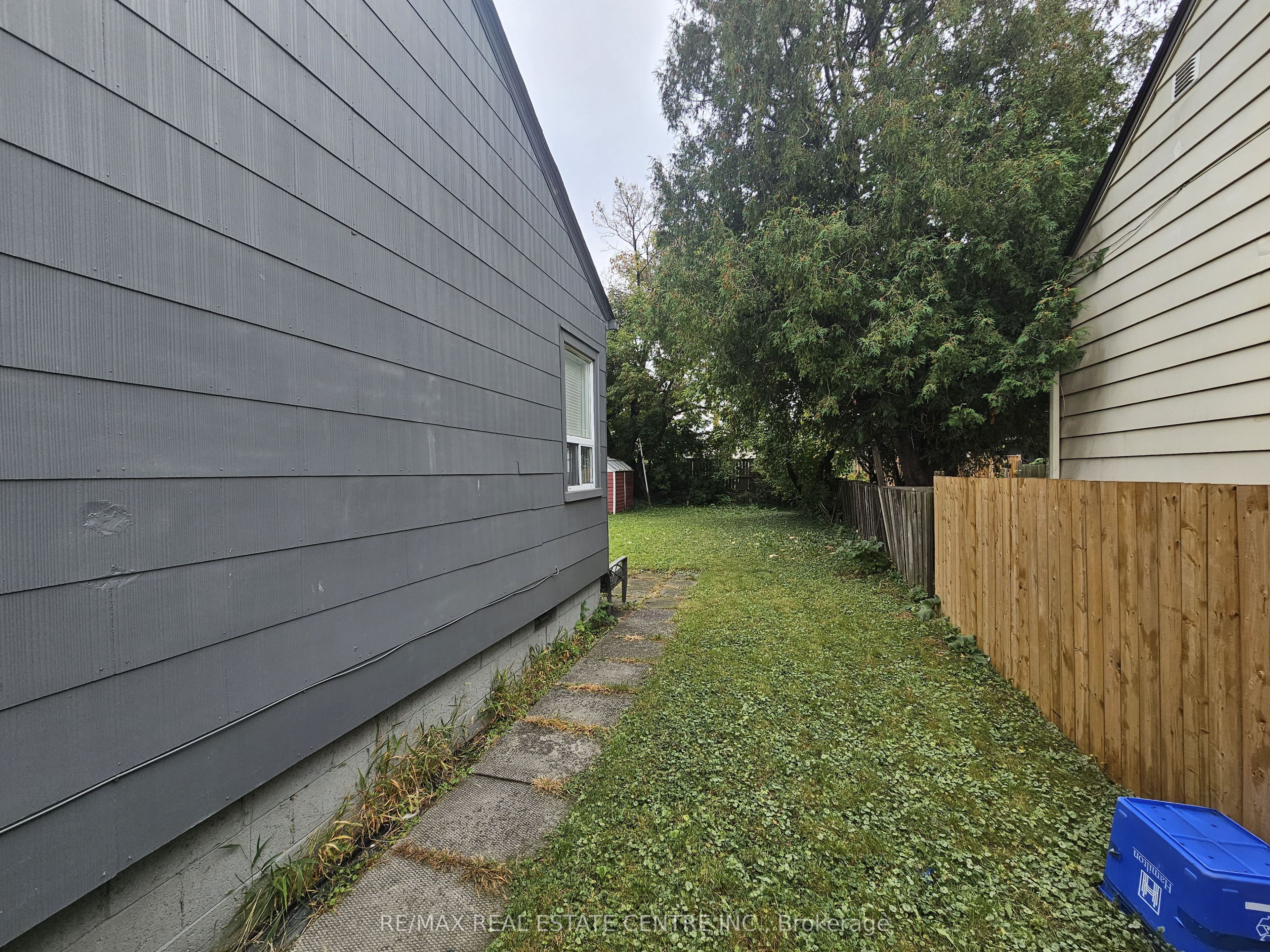 352 Weir Street N Property Photo 12
