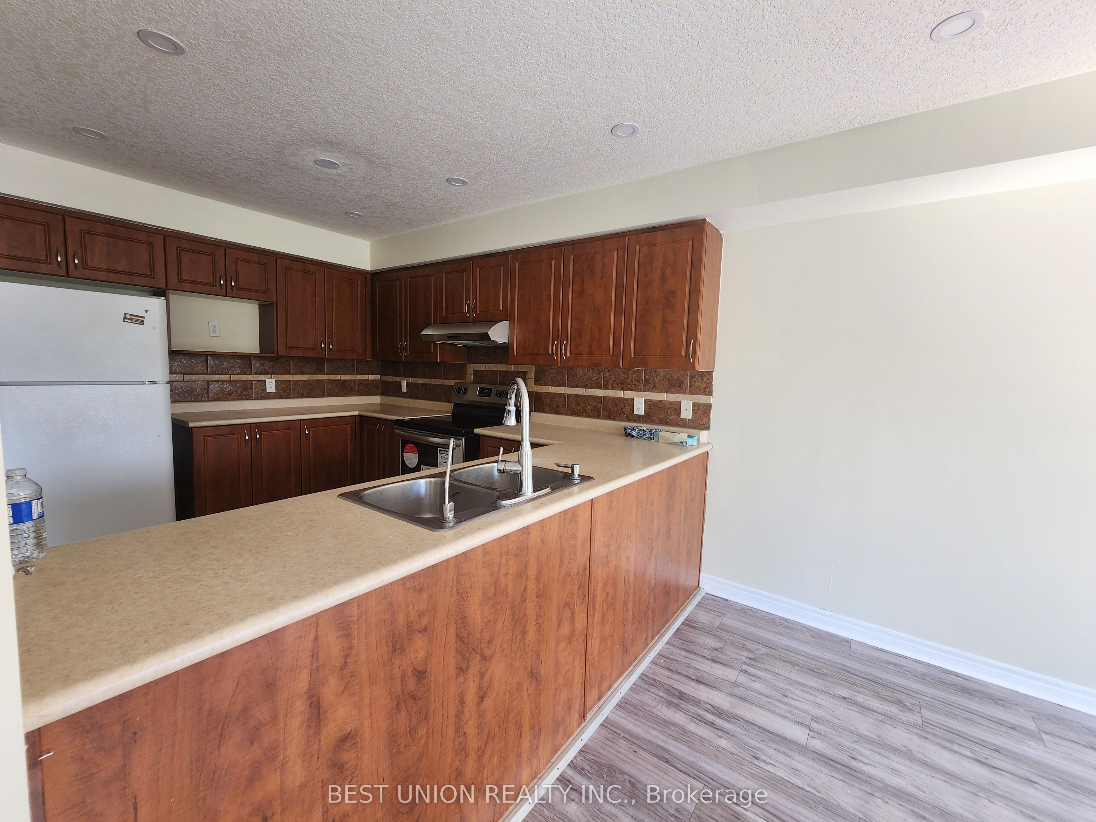 468 Doon Drive S 27 Property Photo 6