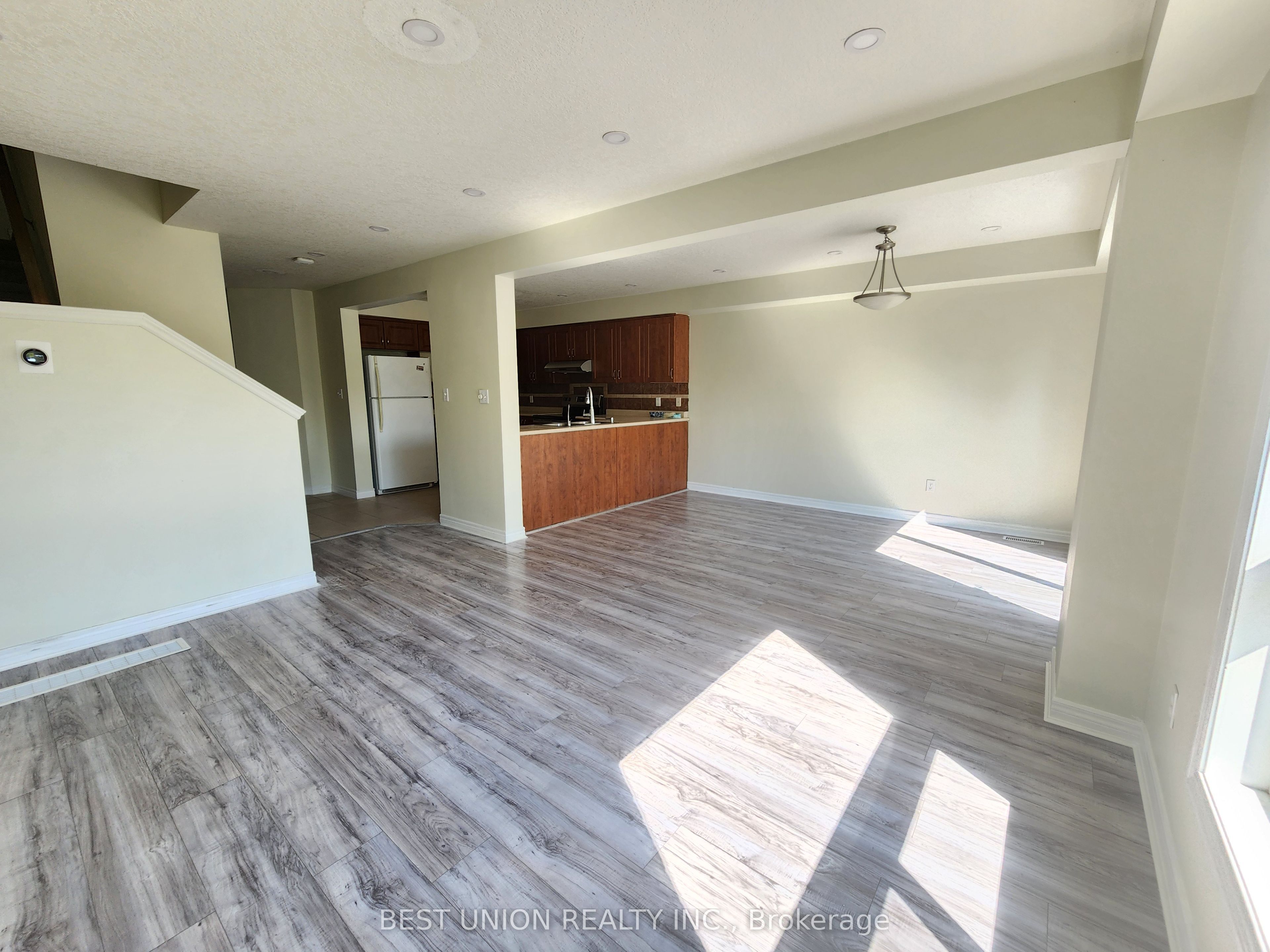 468 Doon Drive S 27 Property Photo 8