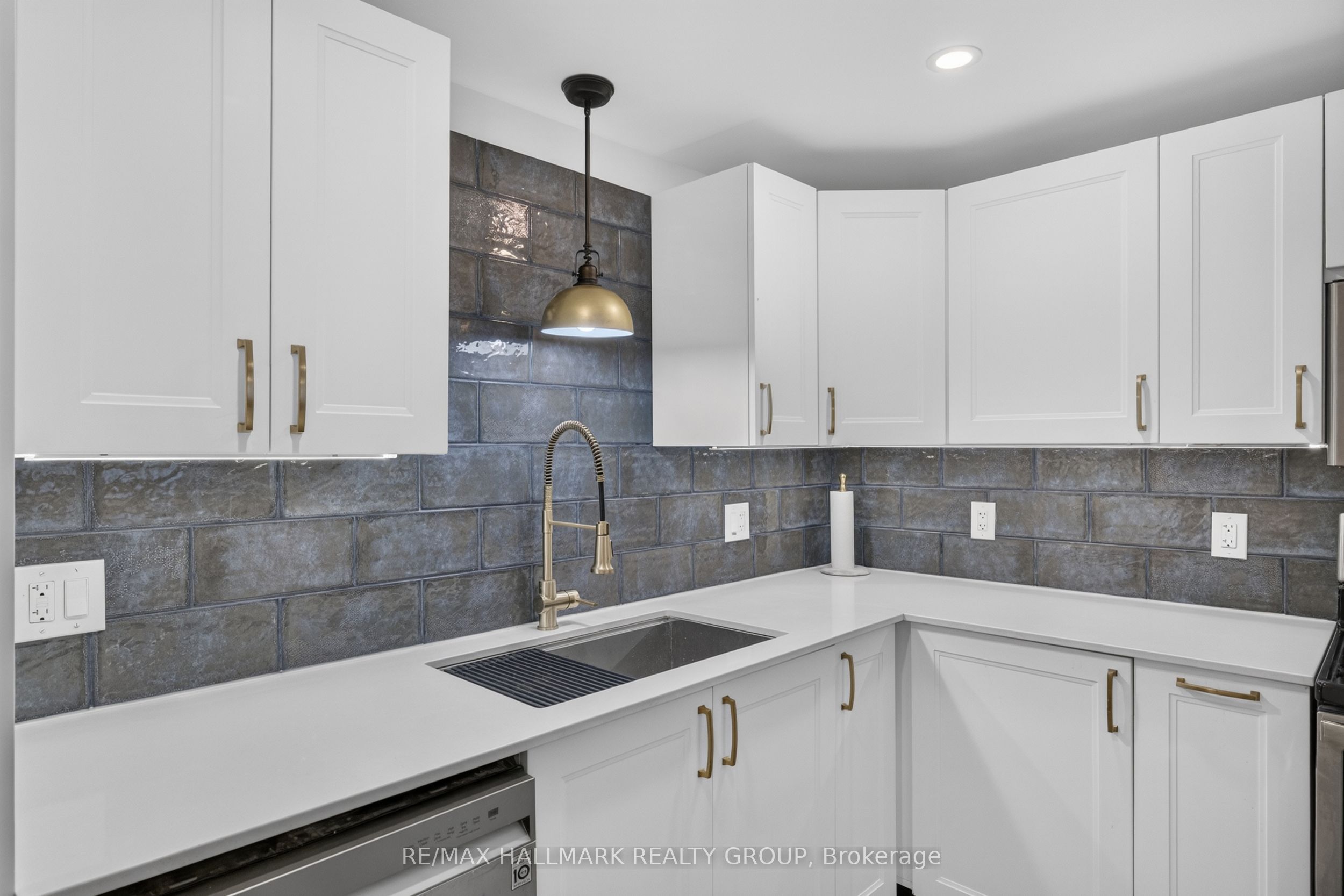 241 Lewis Street E Property Photo 11