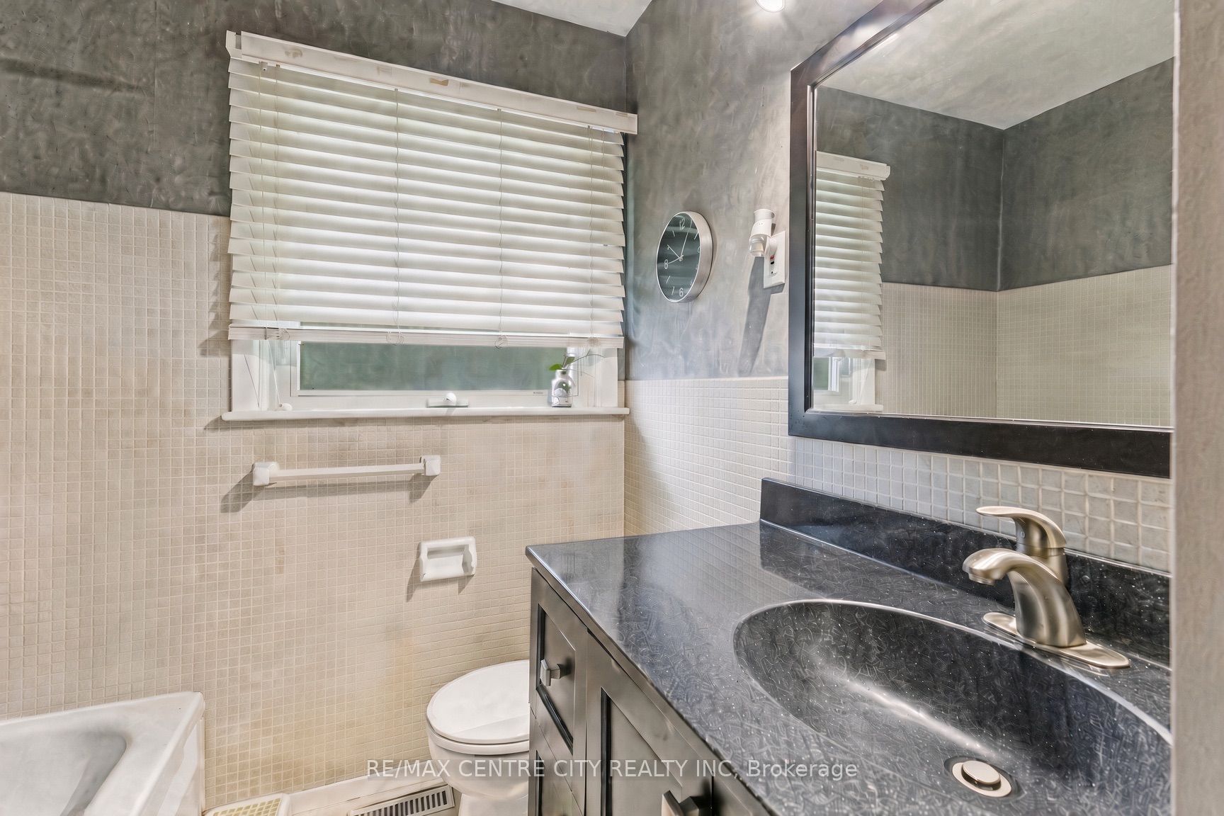 859 Dalkeith Crescent Property Photo 13