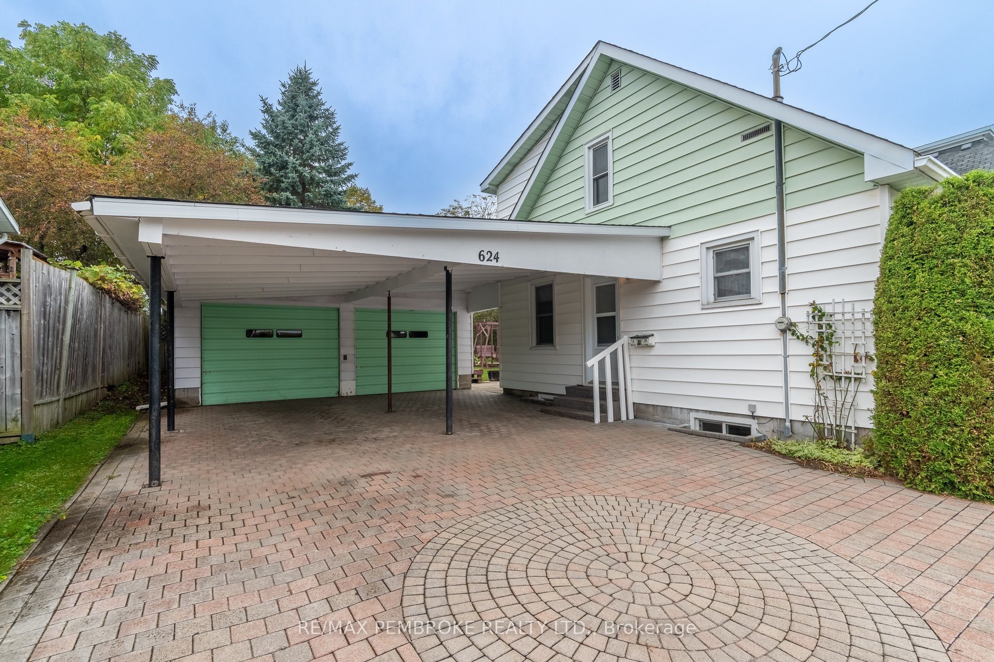 624 Hamilton Street W Property Photo 2