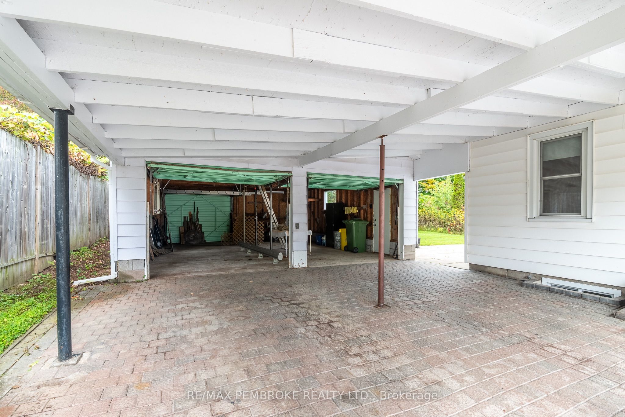624 Hamilton Street W Property Photo 3
