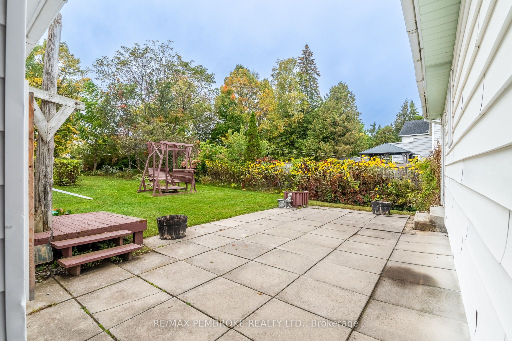 624 Hamilton Street W Property Photo 5