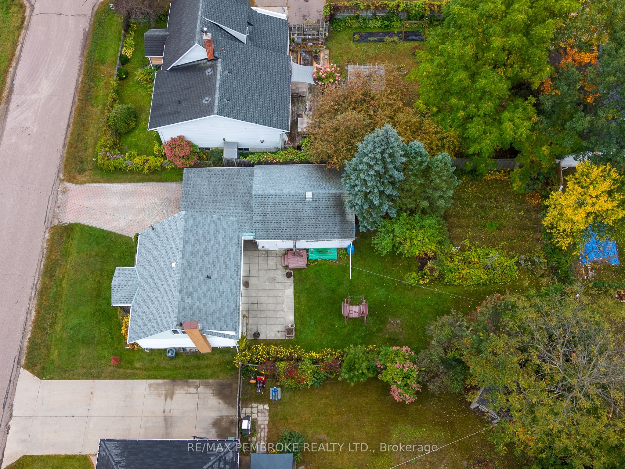 624 Hamilton Street W Property Photo 6