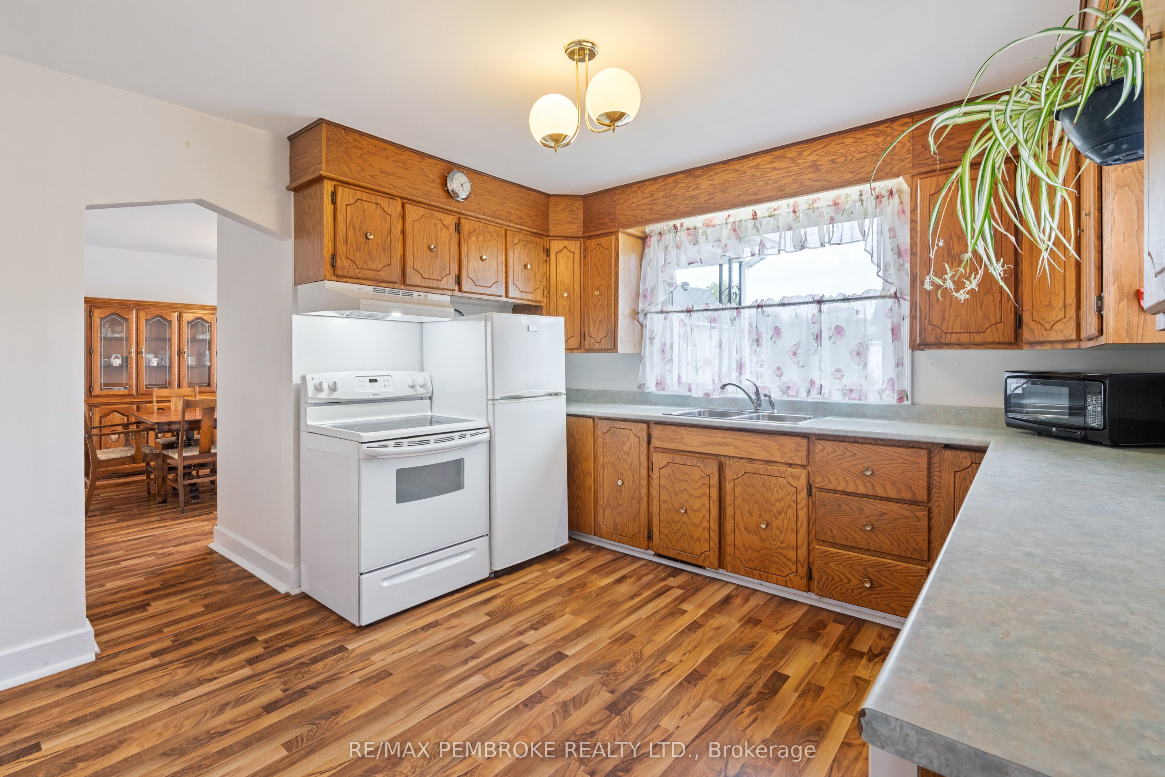 624 Hamilton Street W Property Photo 7