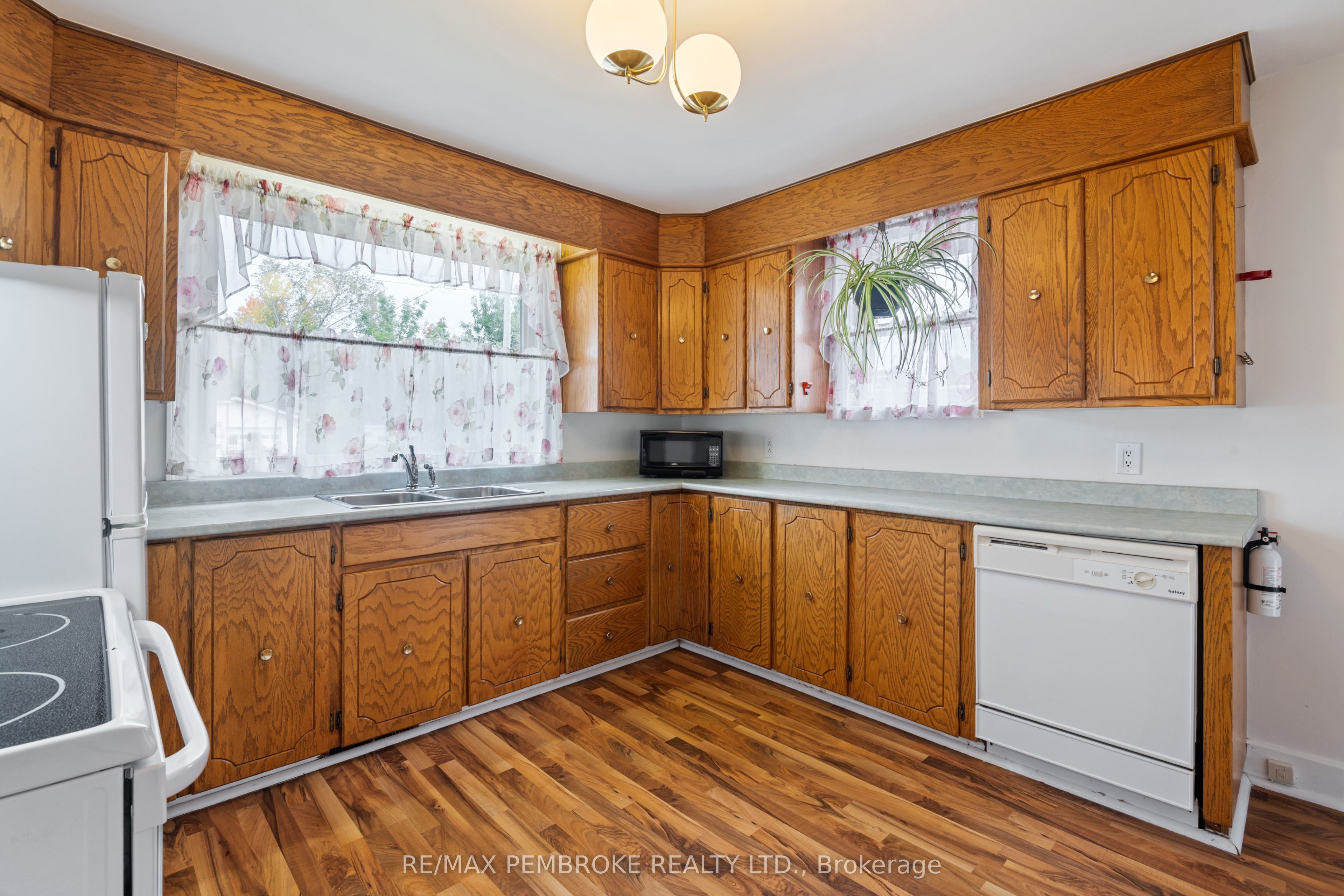 624 Hamilton Street W Property Photo 8
