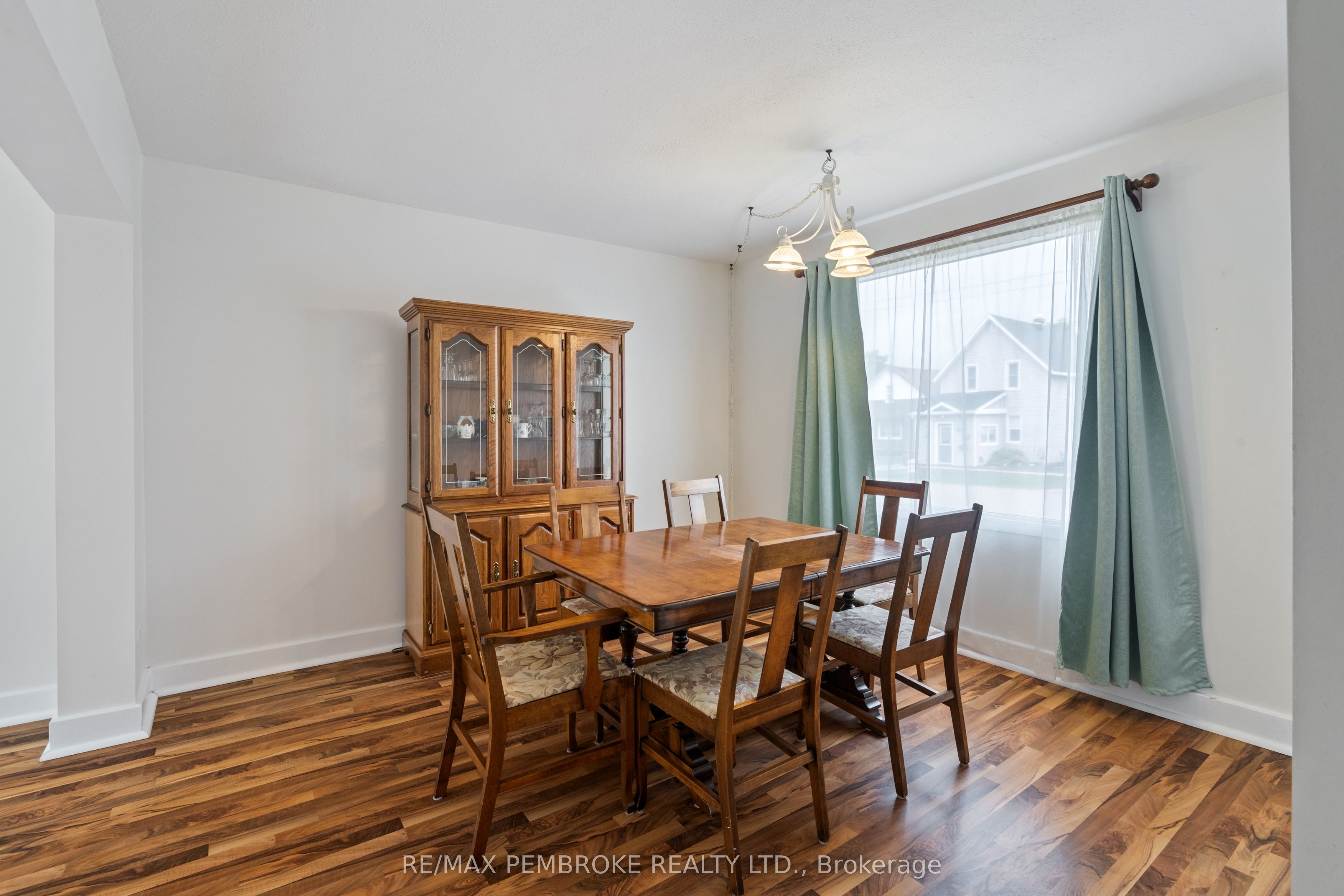 624 Hamilton Street W Property Photo 9