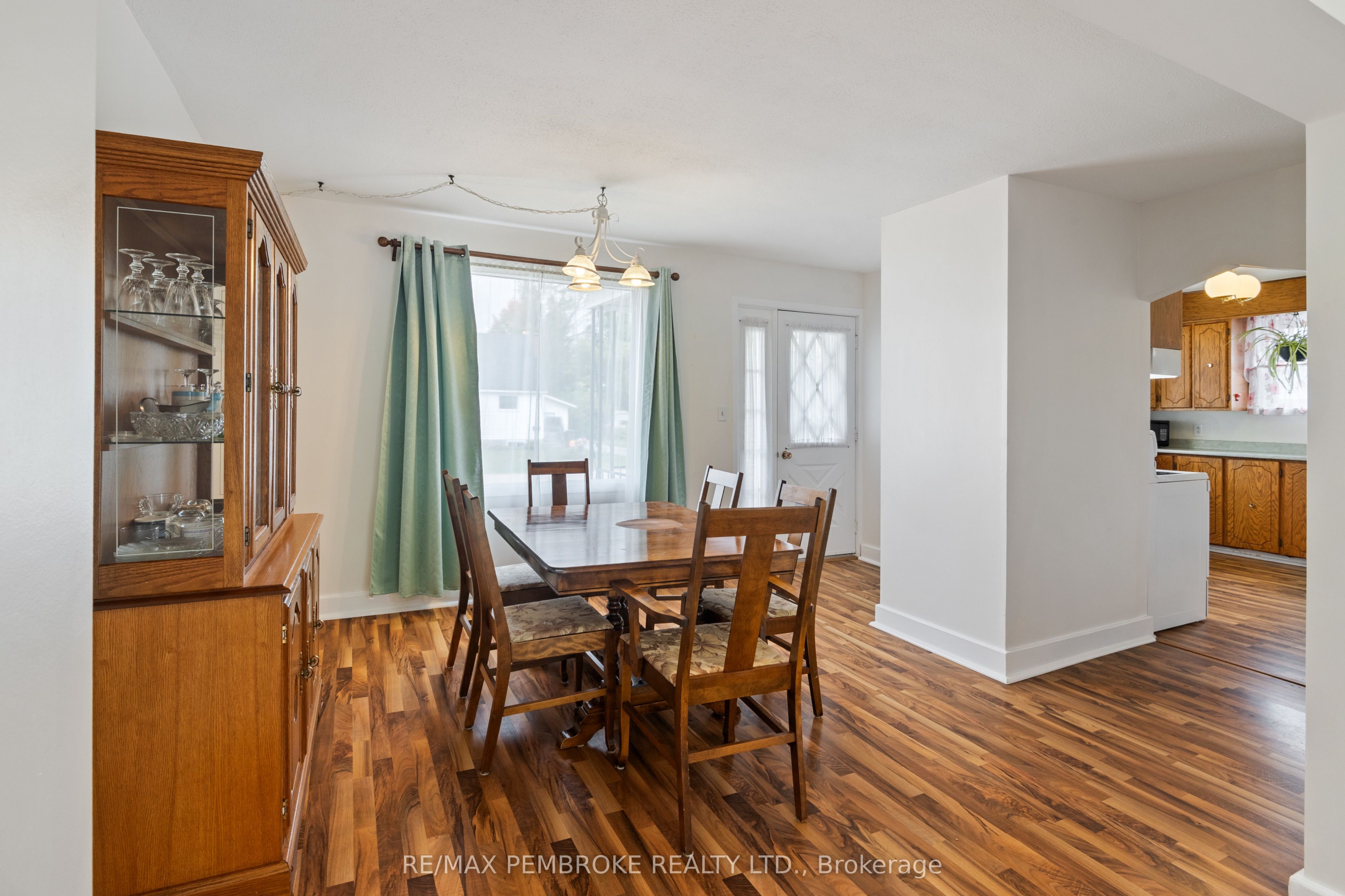 624 Hamilton Street W Property Photo 10
