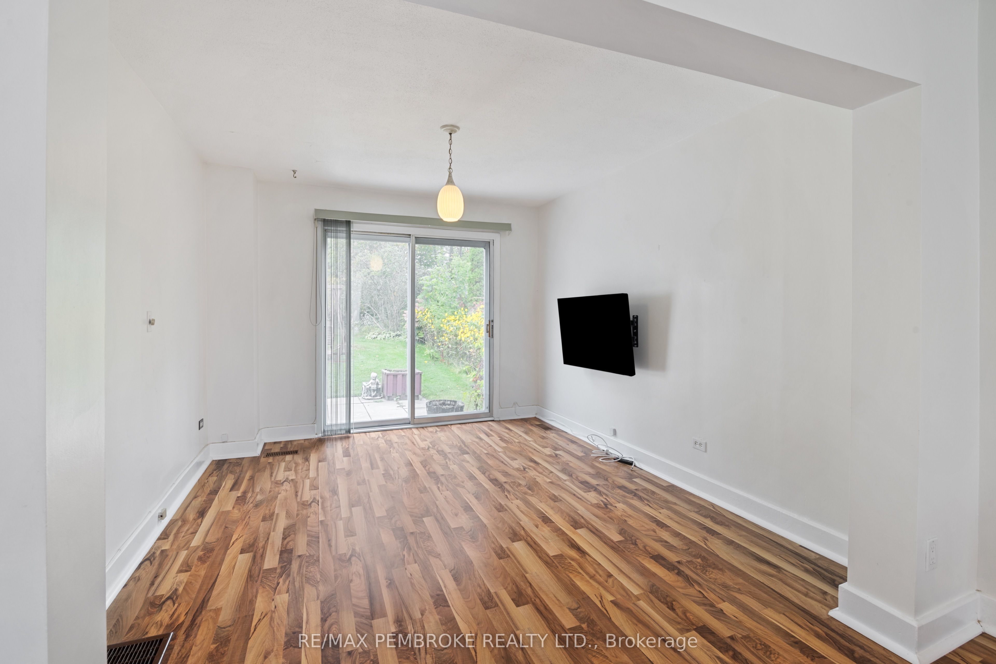624 Hamilton Street W Property Photo 11