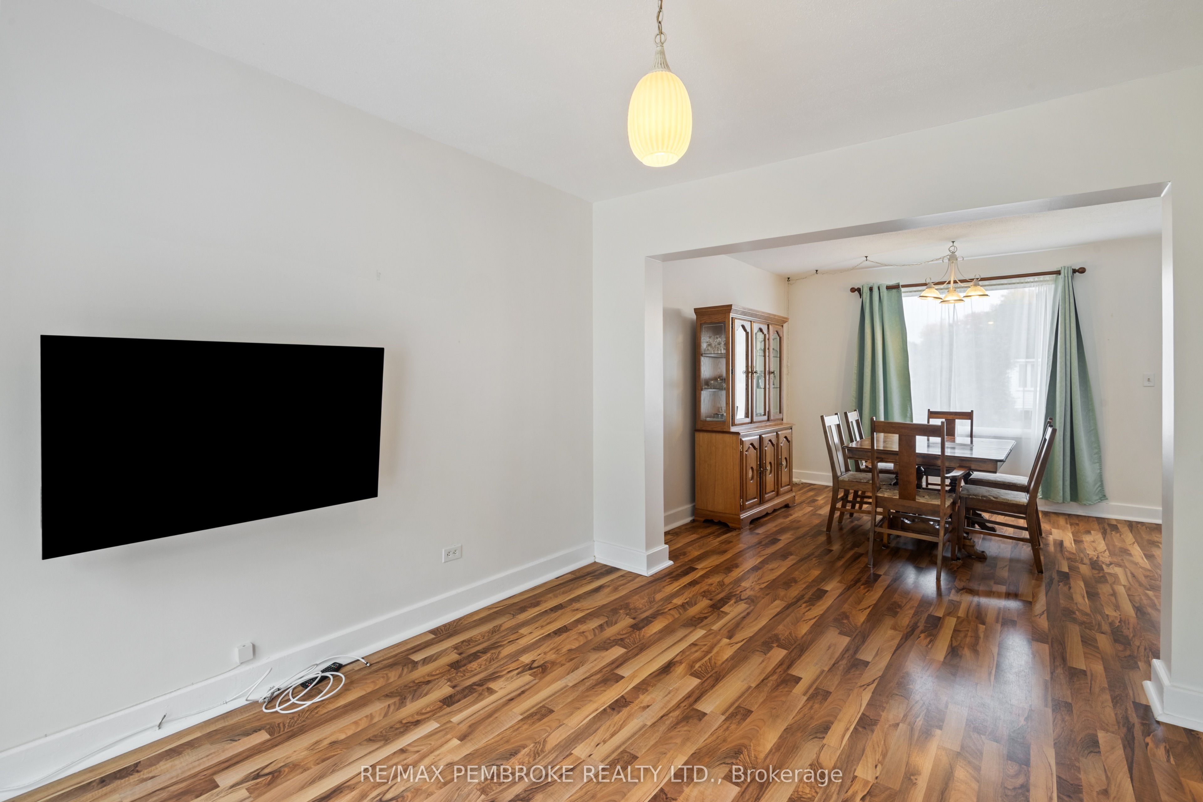 624 Hamilton Street W Property Photo 12