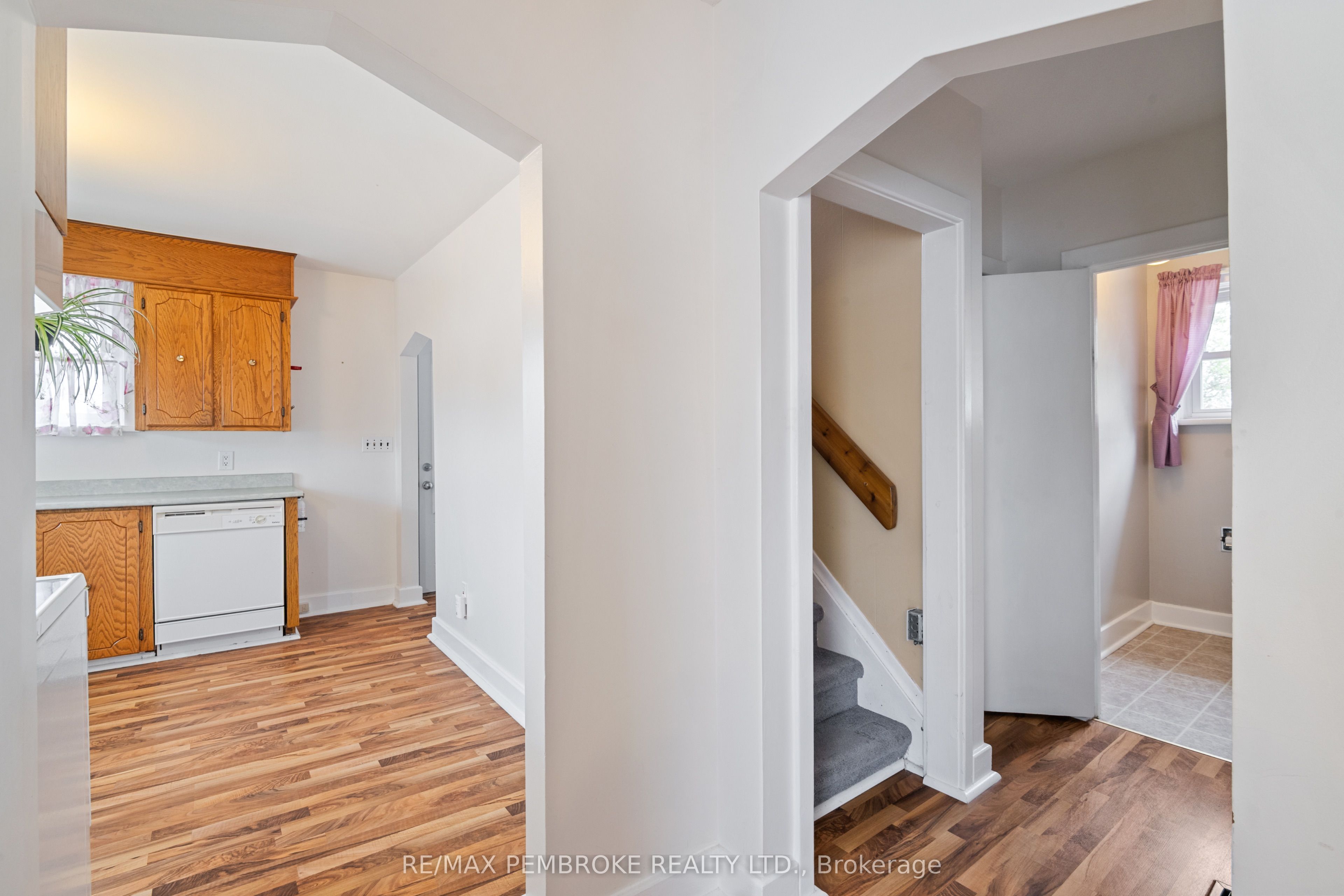 624 Hamilton Street W Property Photo 13