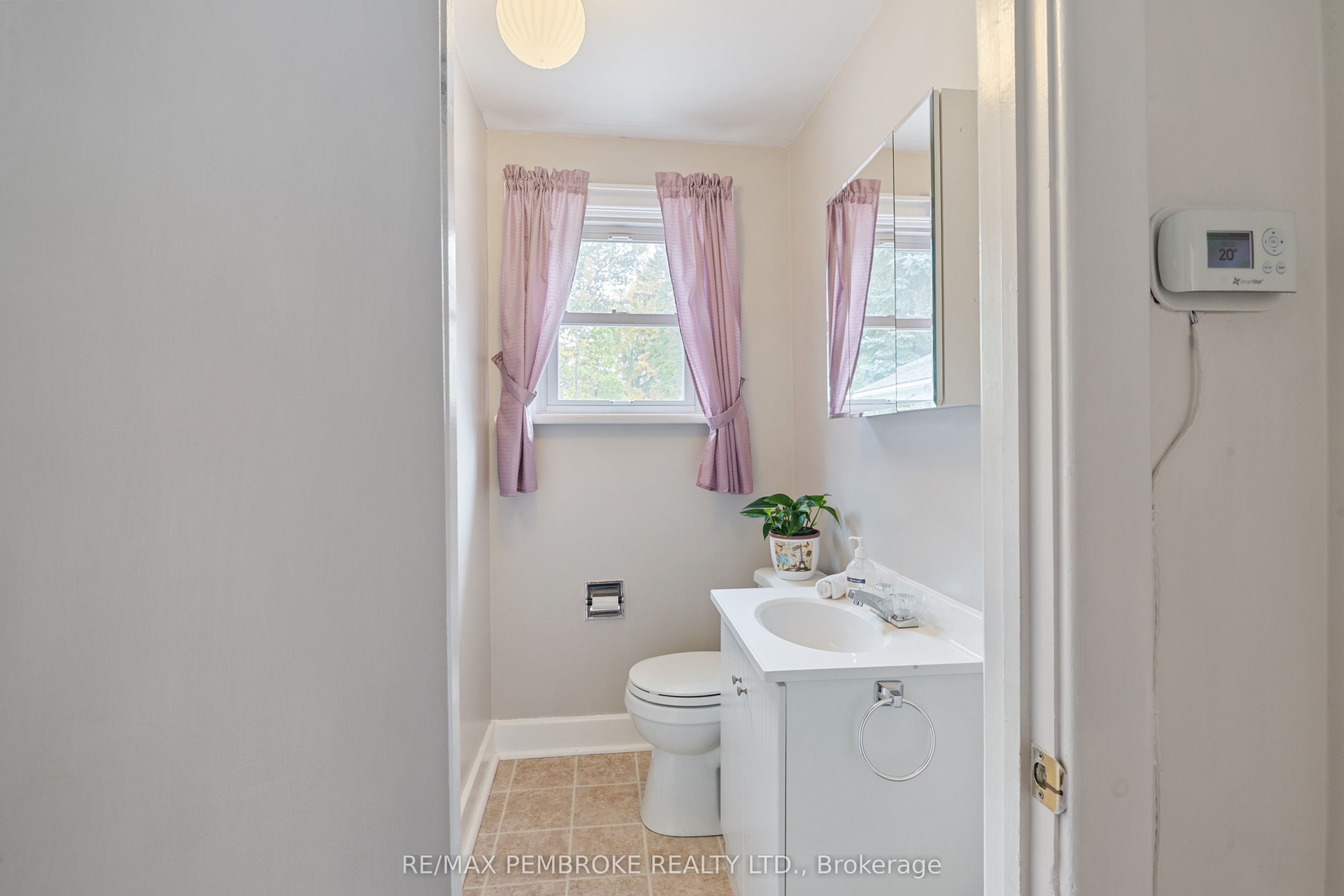 624 Hamilton Street W Property Photo 14