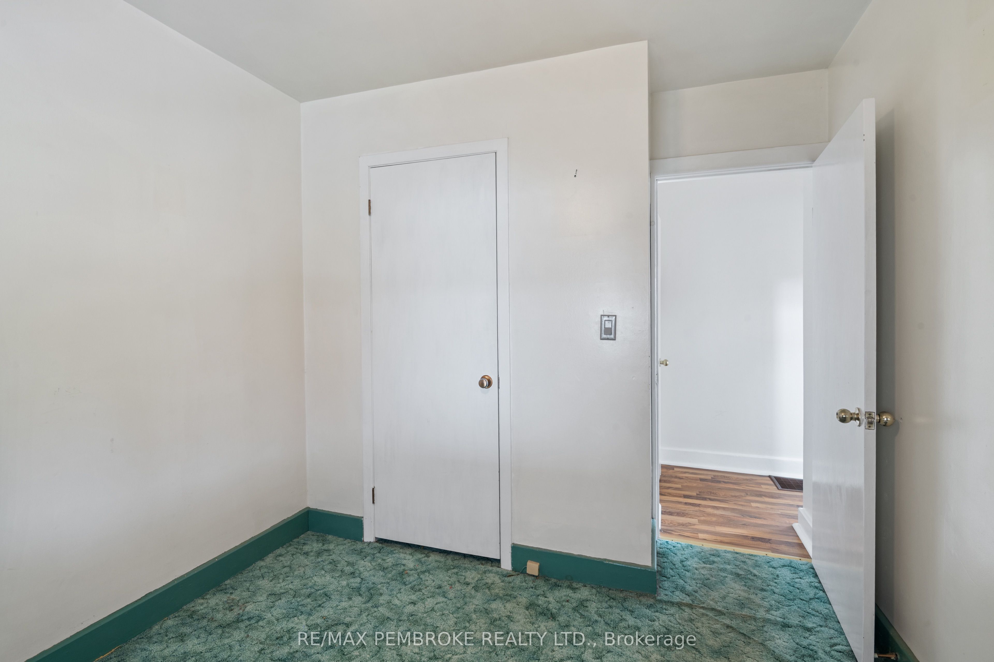 624 Hamilton Street W Property Photo 16