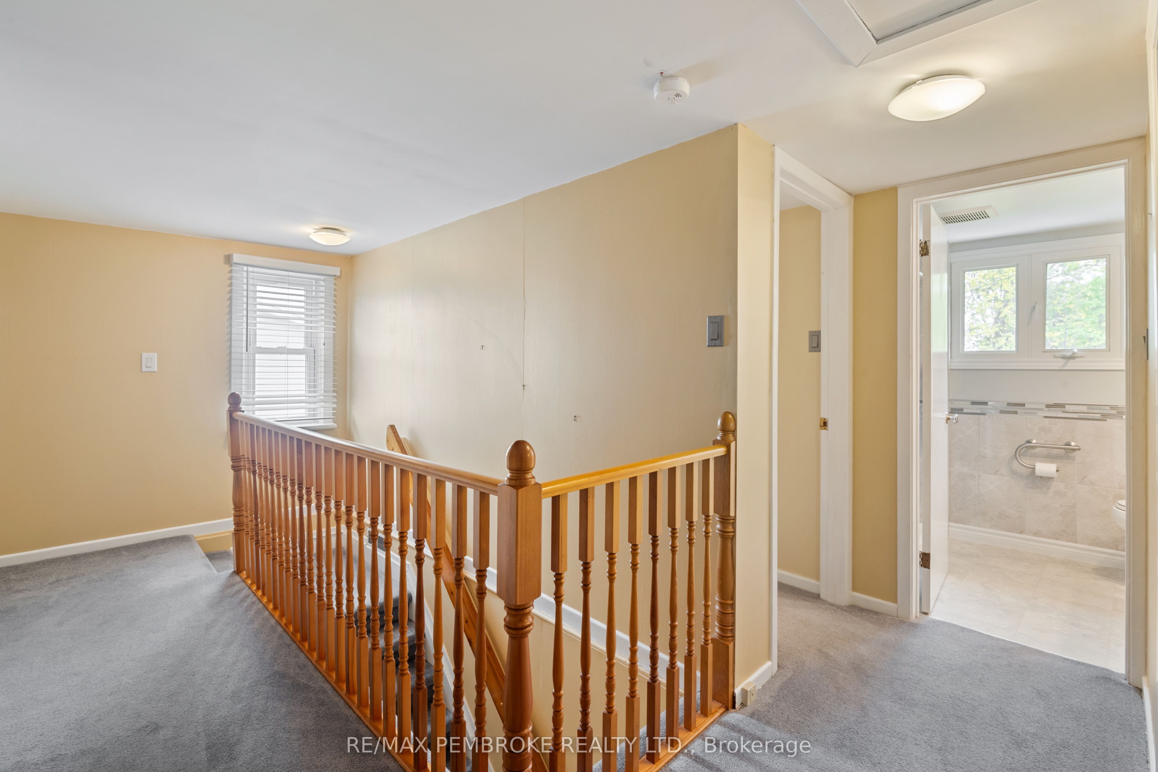 624 Hamilton Street W Property Photo 17