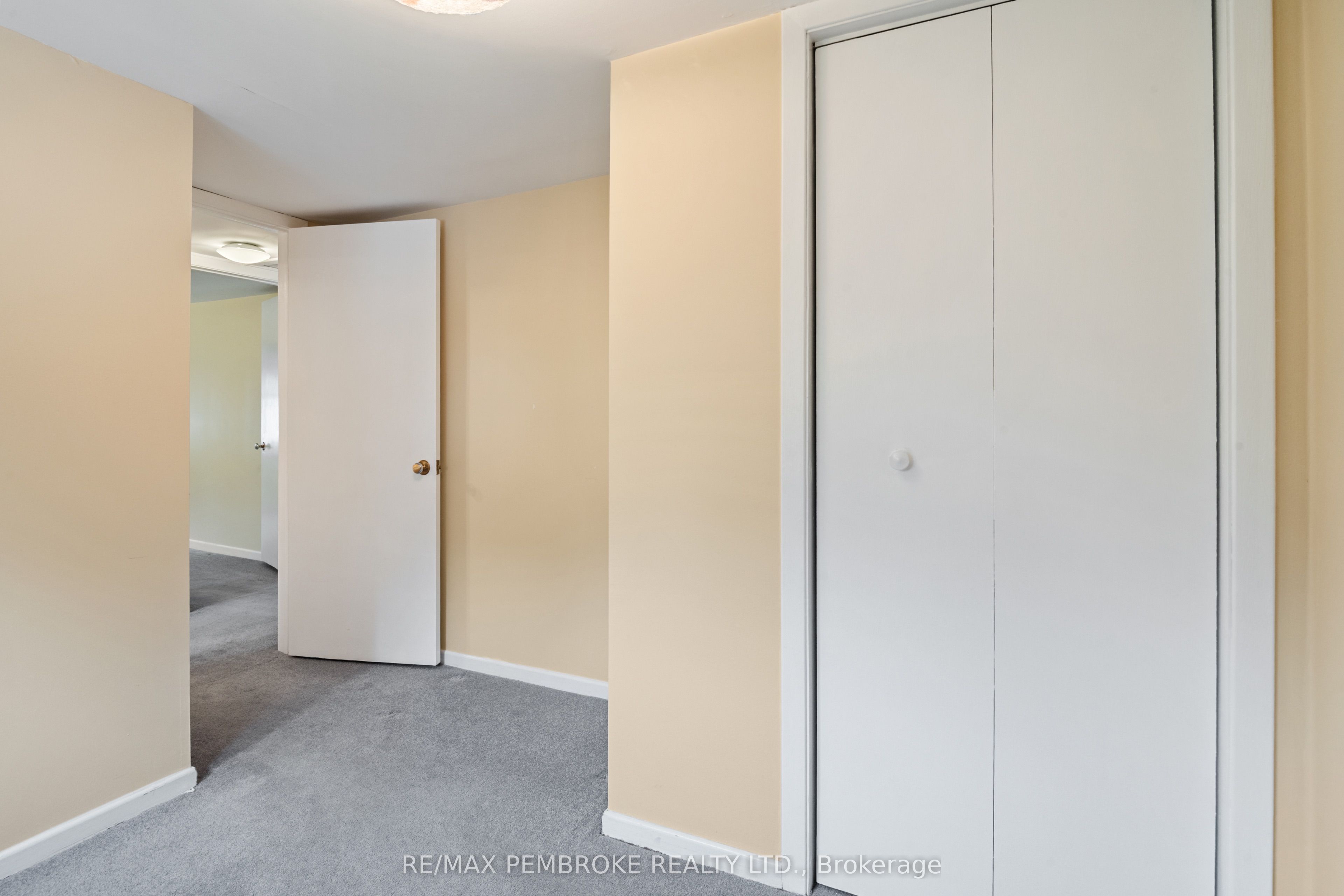 624 Hamilton Street W Property Photo 22