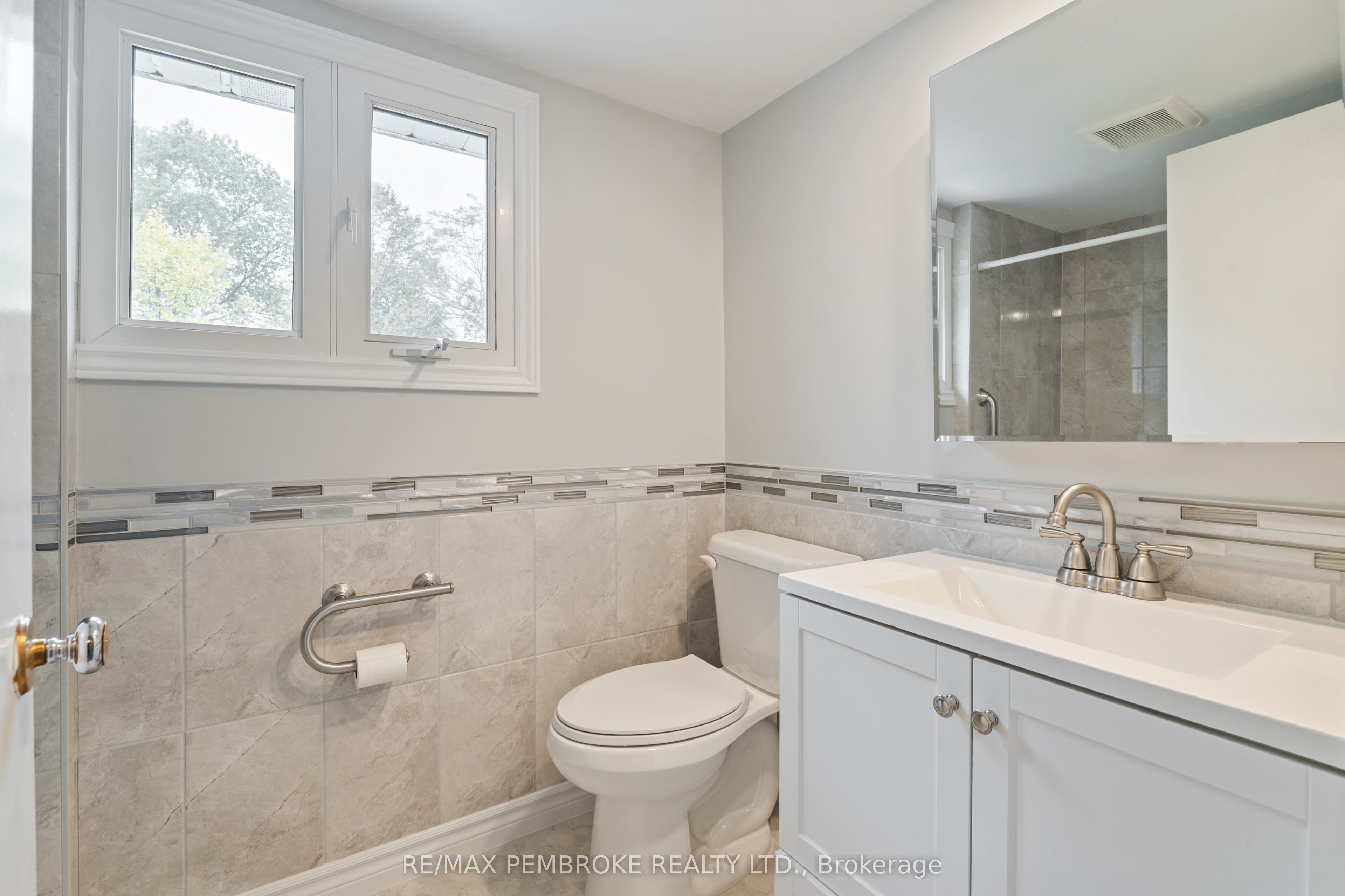 624 Hamilton Street W Property Photo 24