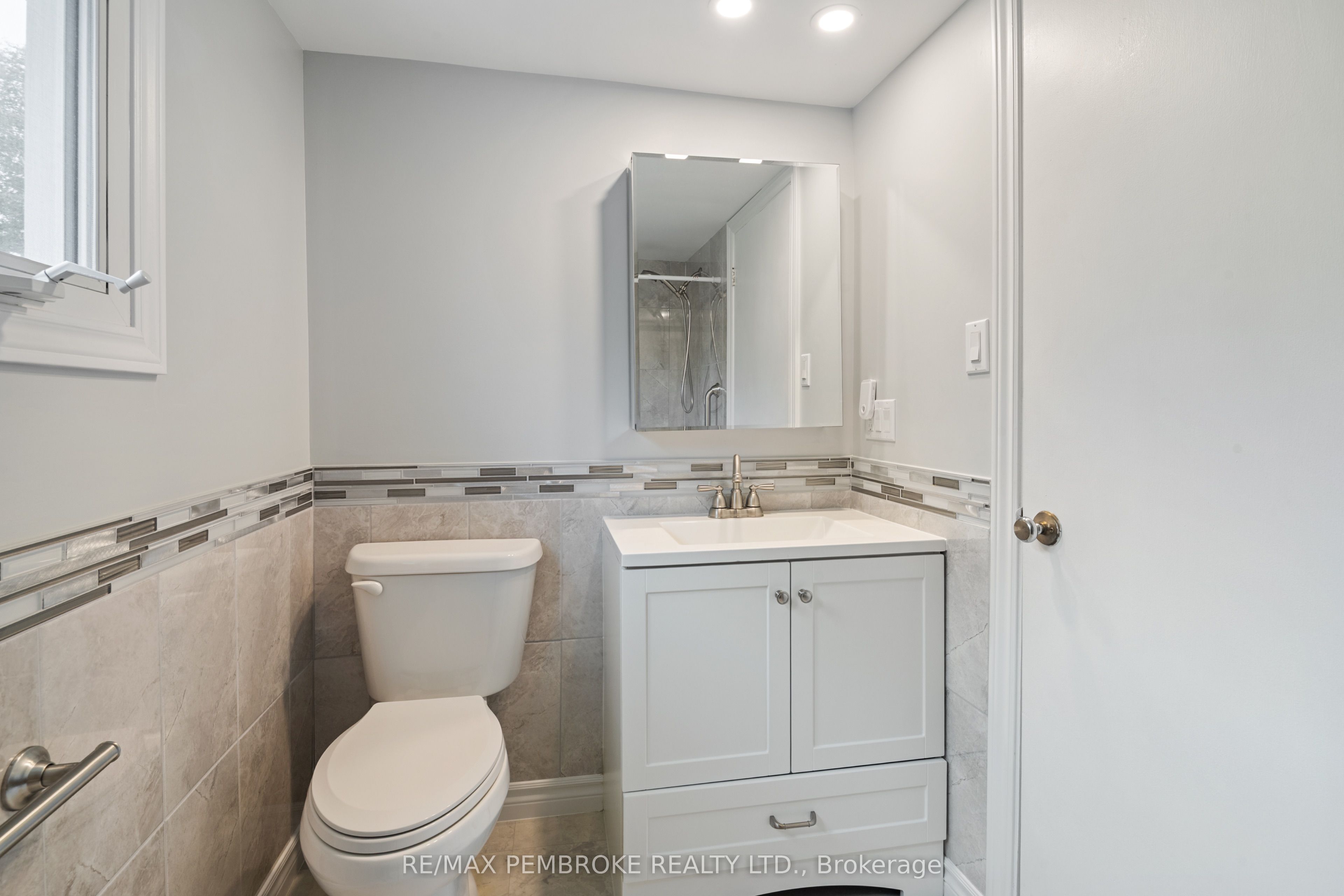 624 Hamilton Street W Property Photo 25