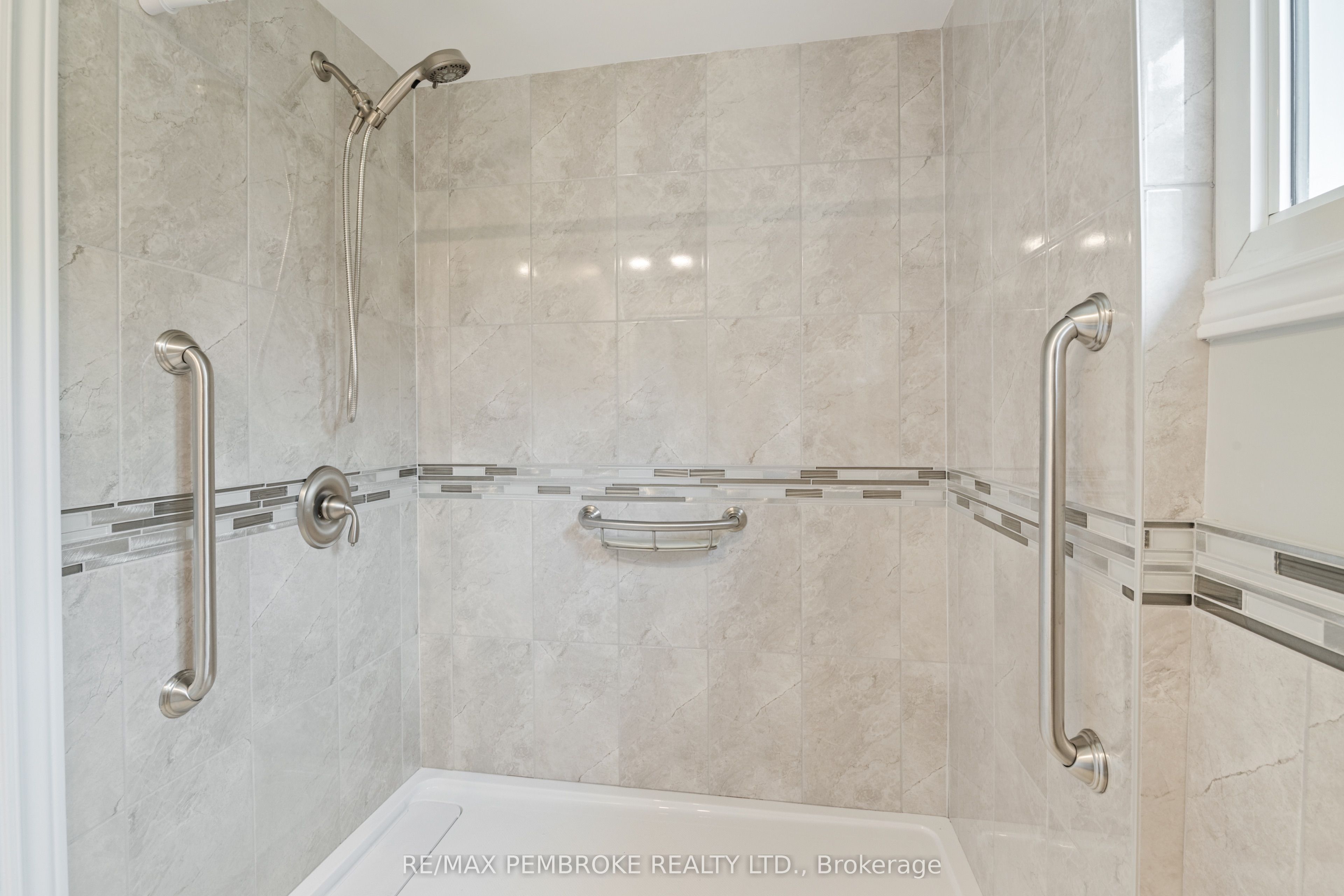 624 Hamilton Street W Property Photo 26