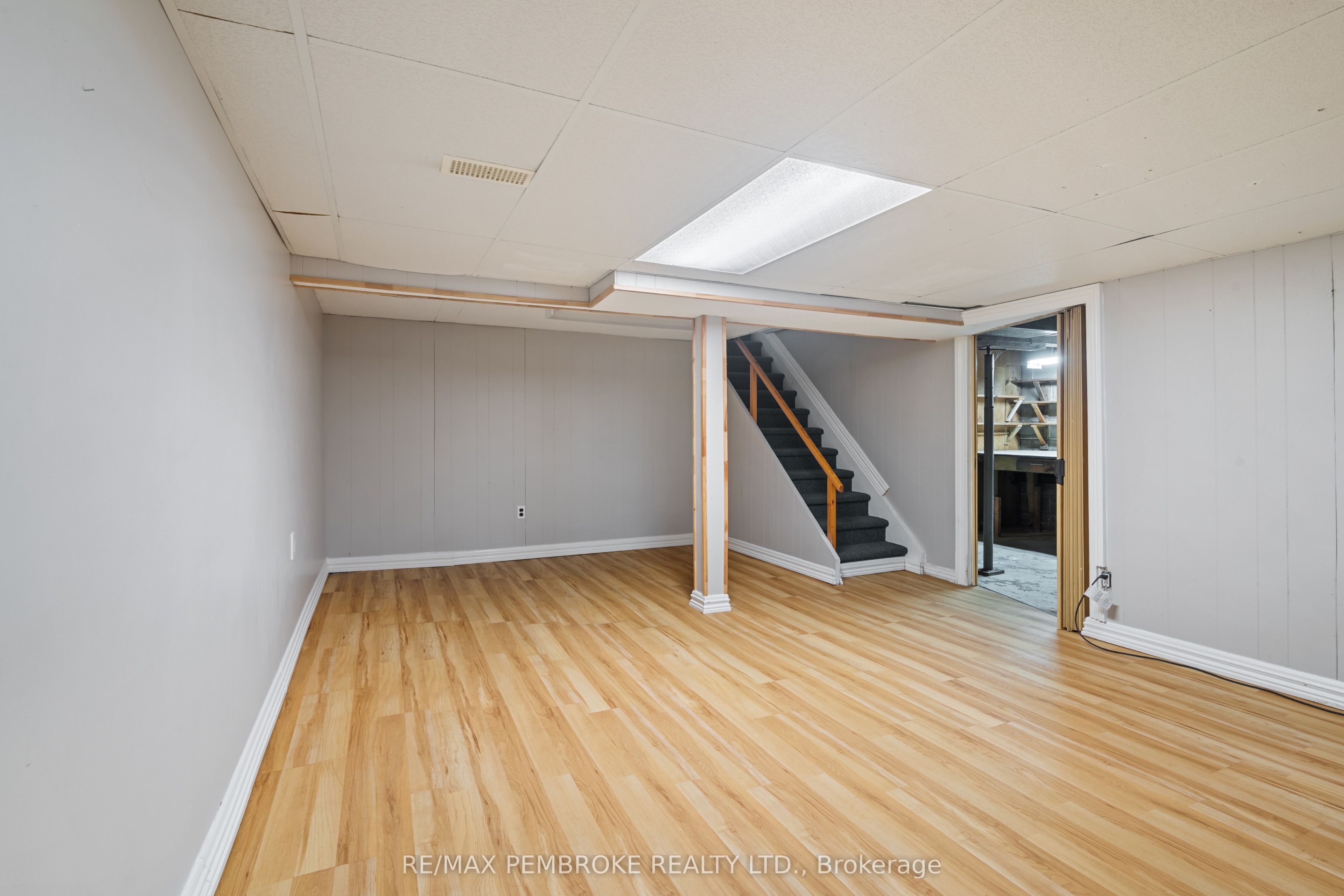 624 Hamilton Street W Property Photo 27