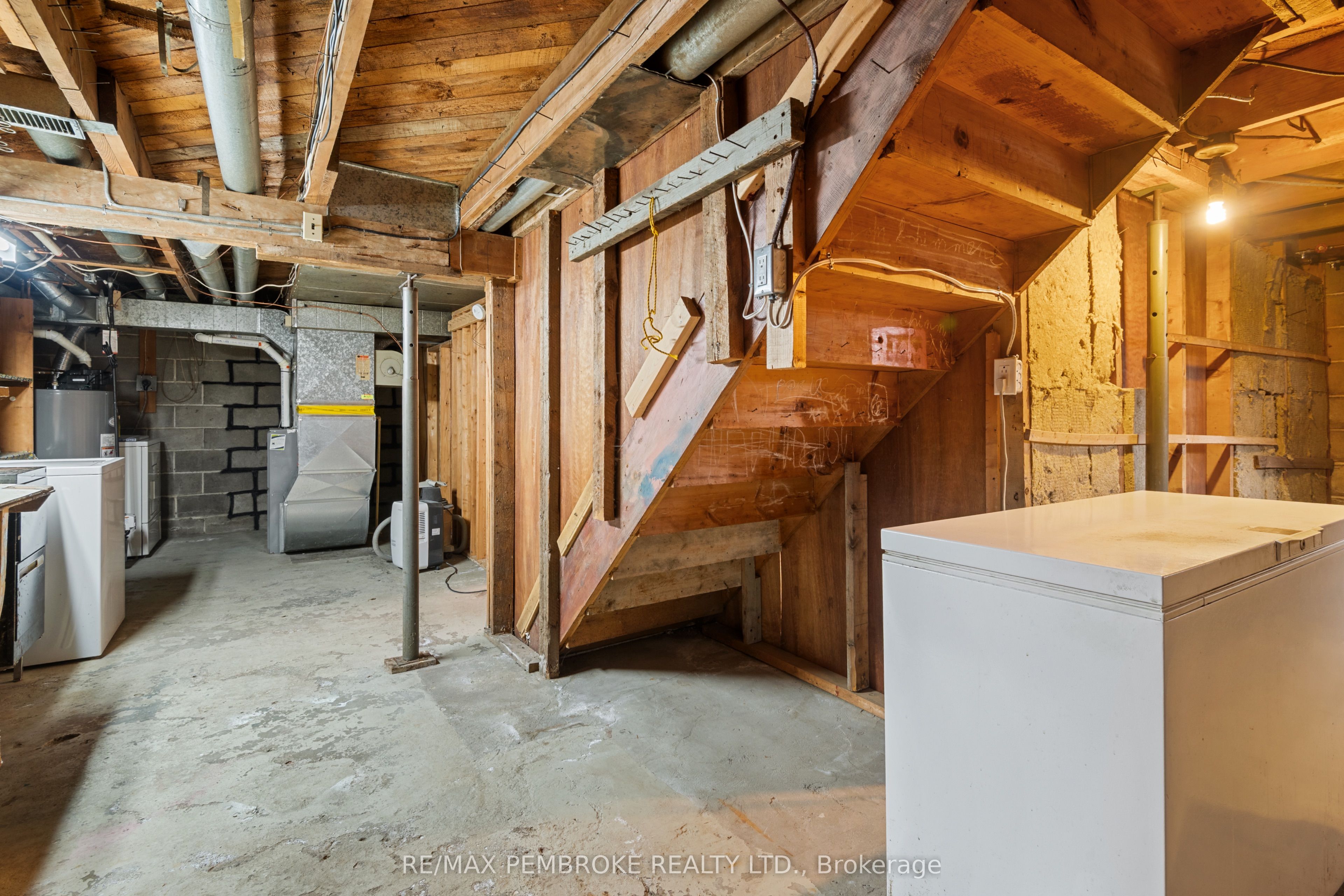 624 Hamilton Street W Property Photo 29