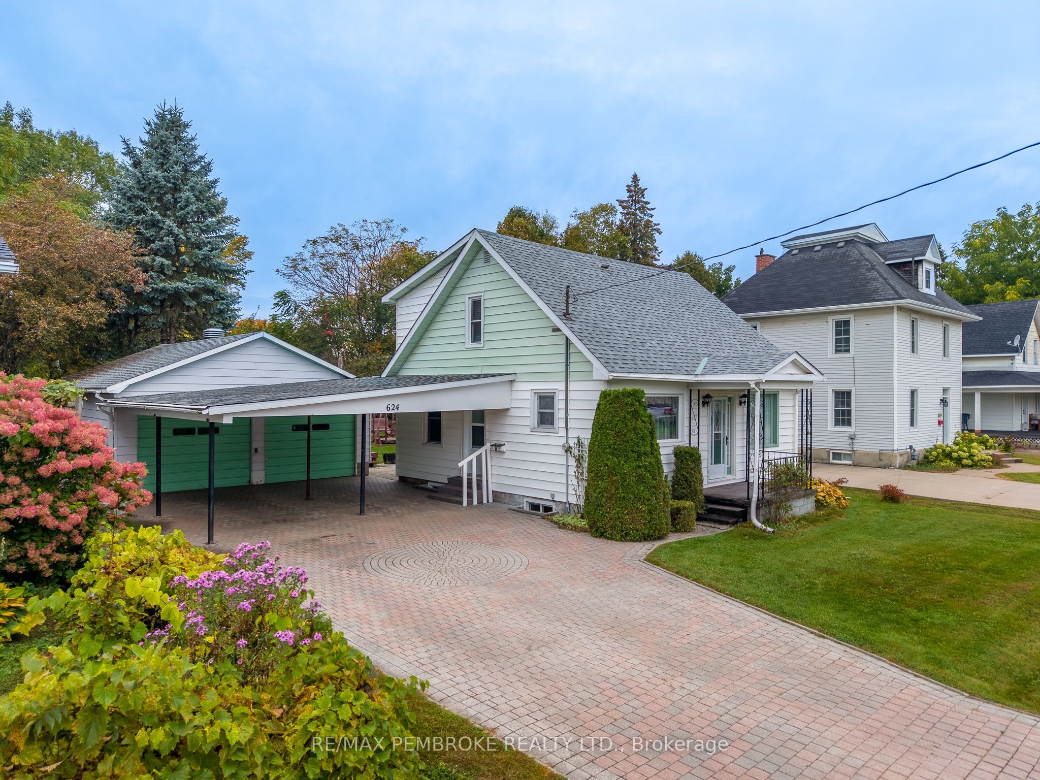 624 Hamilton Street W Property Photo 31