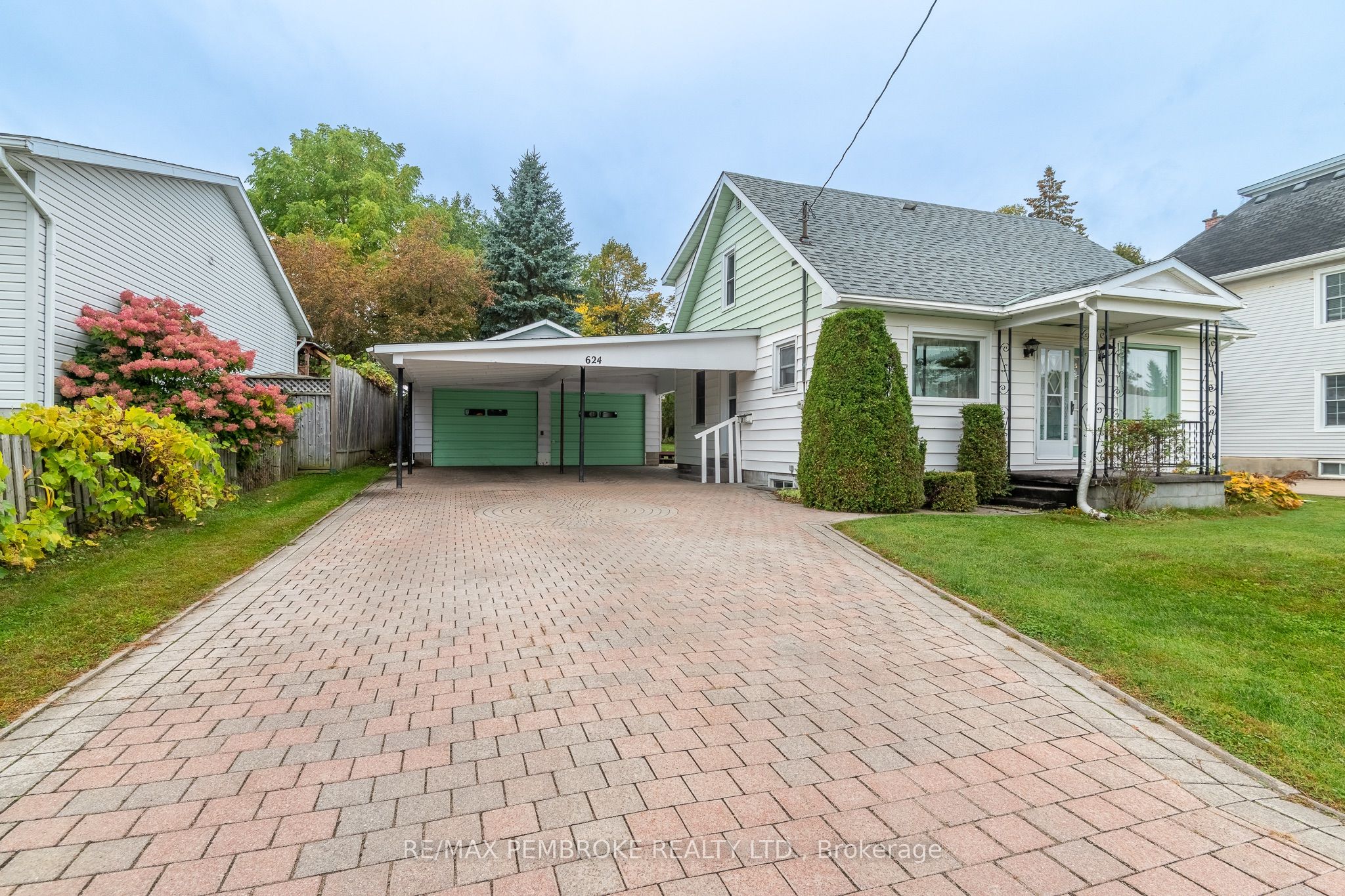 624 Hamilton Street W Property Photo 33