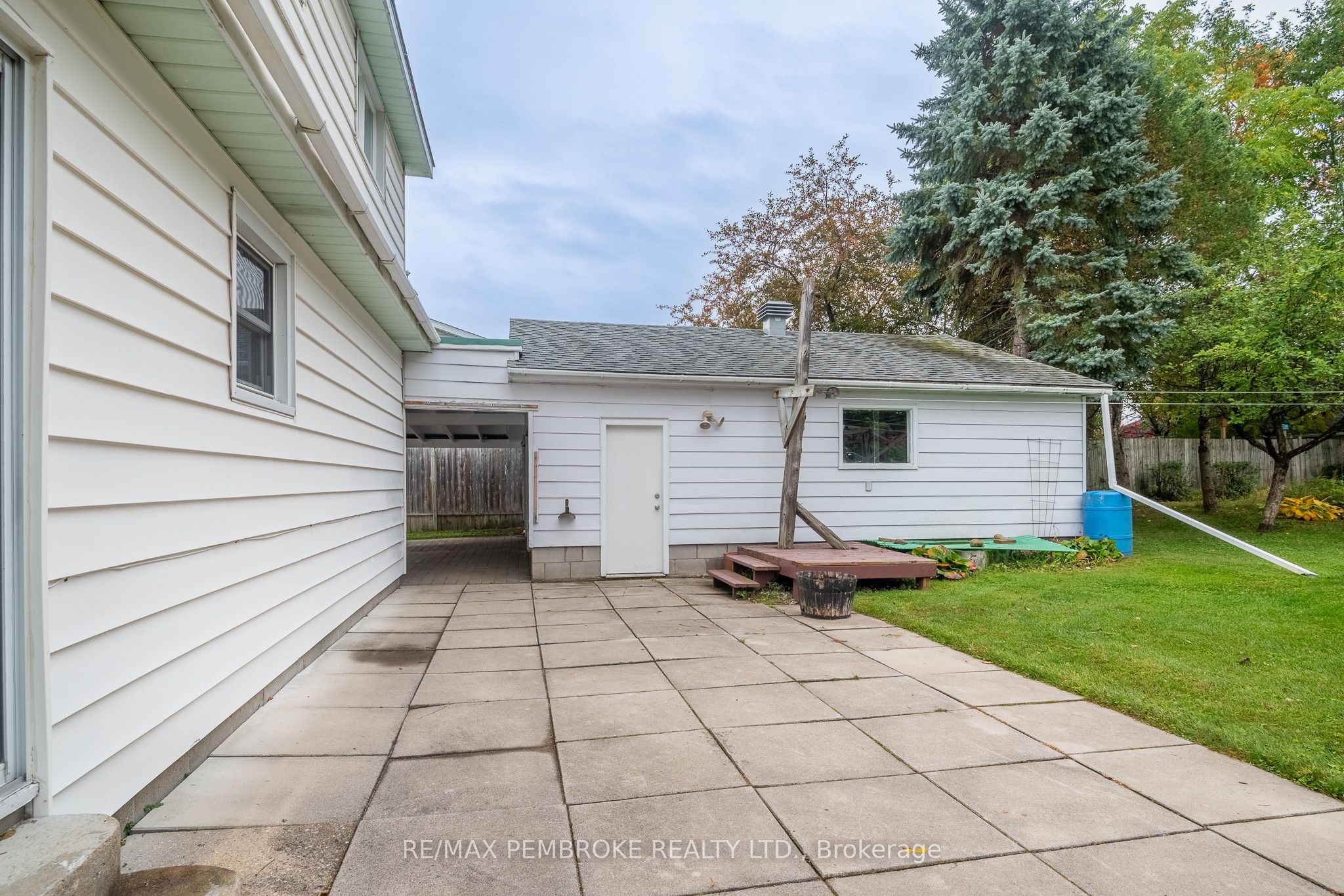 624 Hamilton Street W Property Photo 35