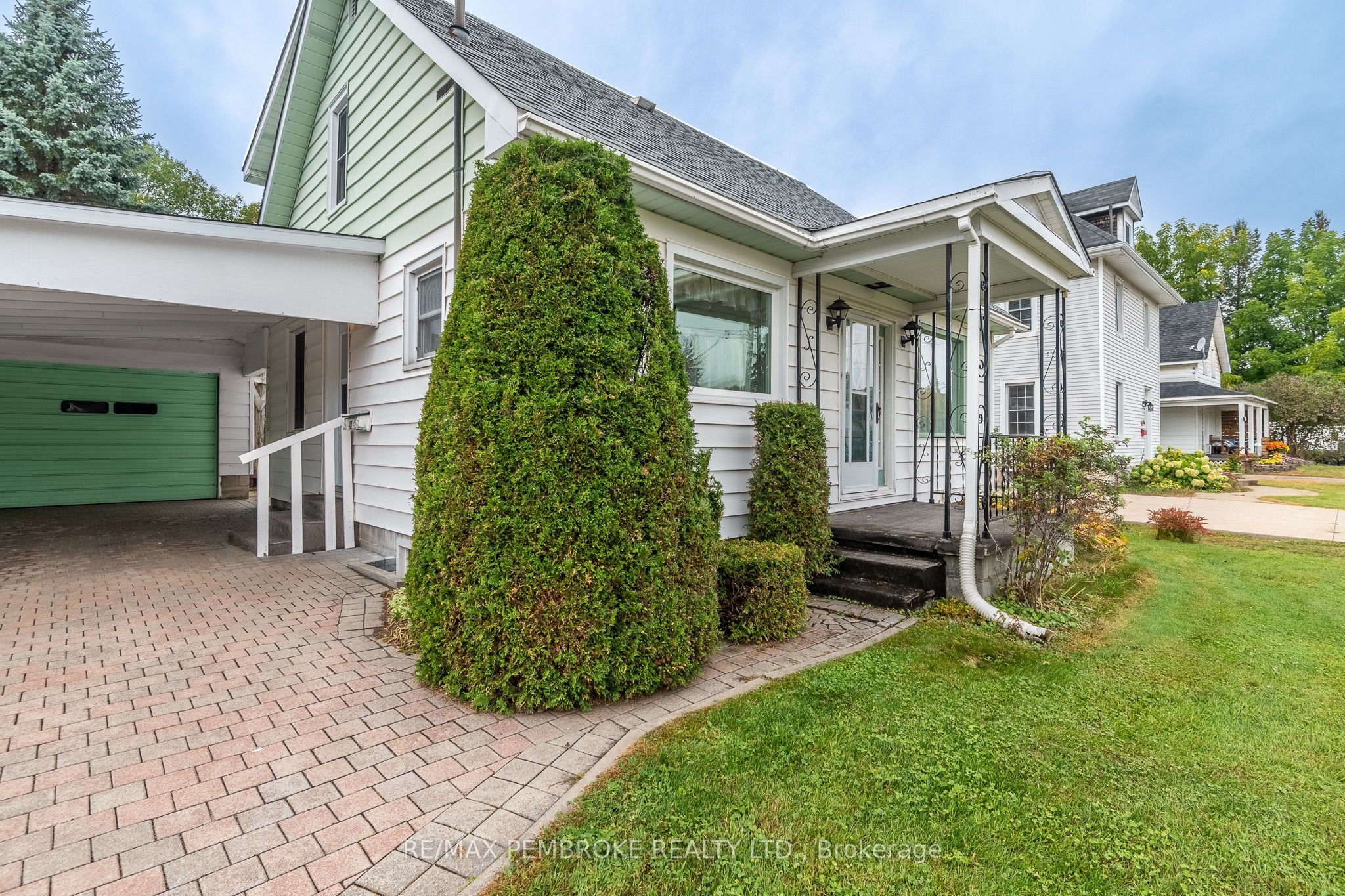 624 Hamilton Street W Property Photo 39