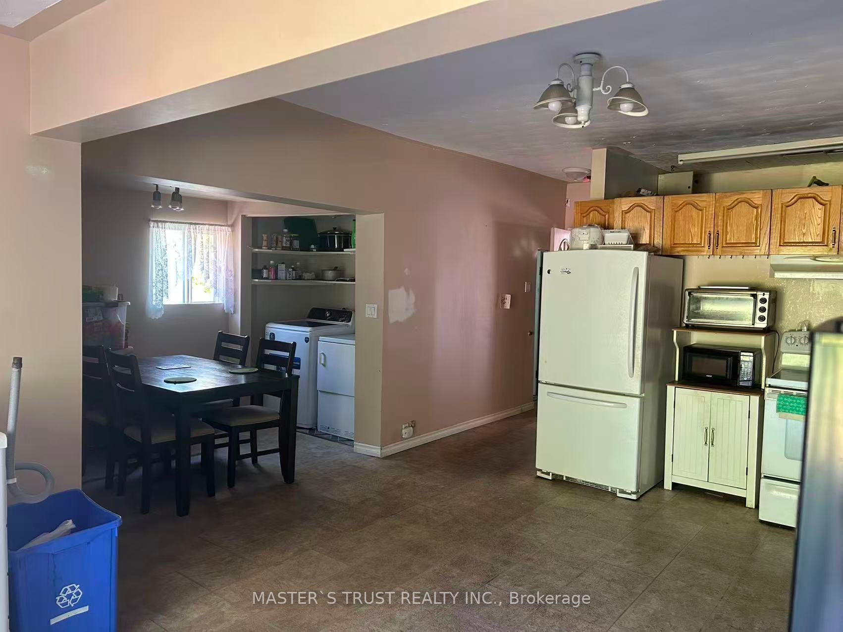 257 Leslie Street Property Photo 5