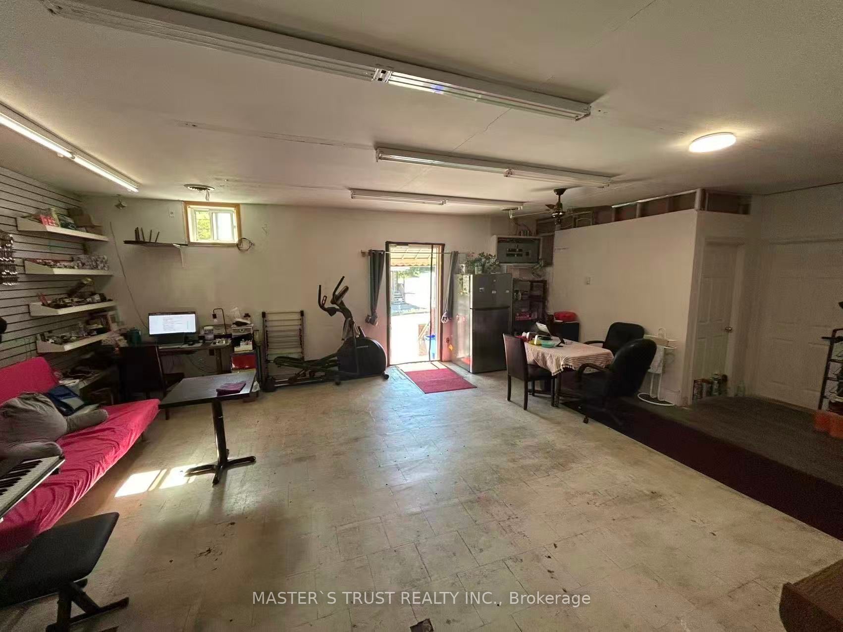 257 Leslie Street Property Photo 8