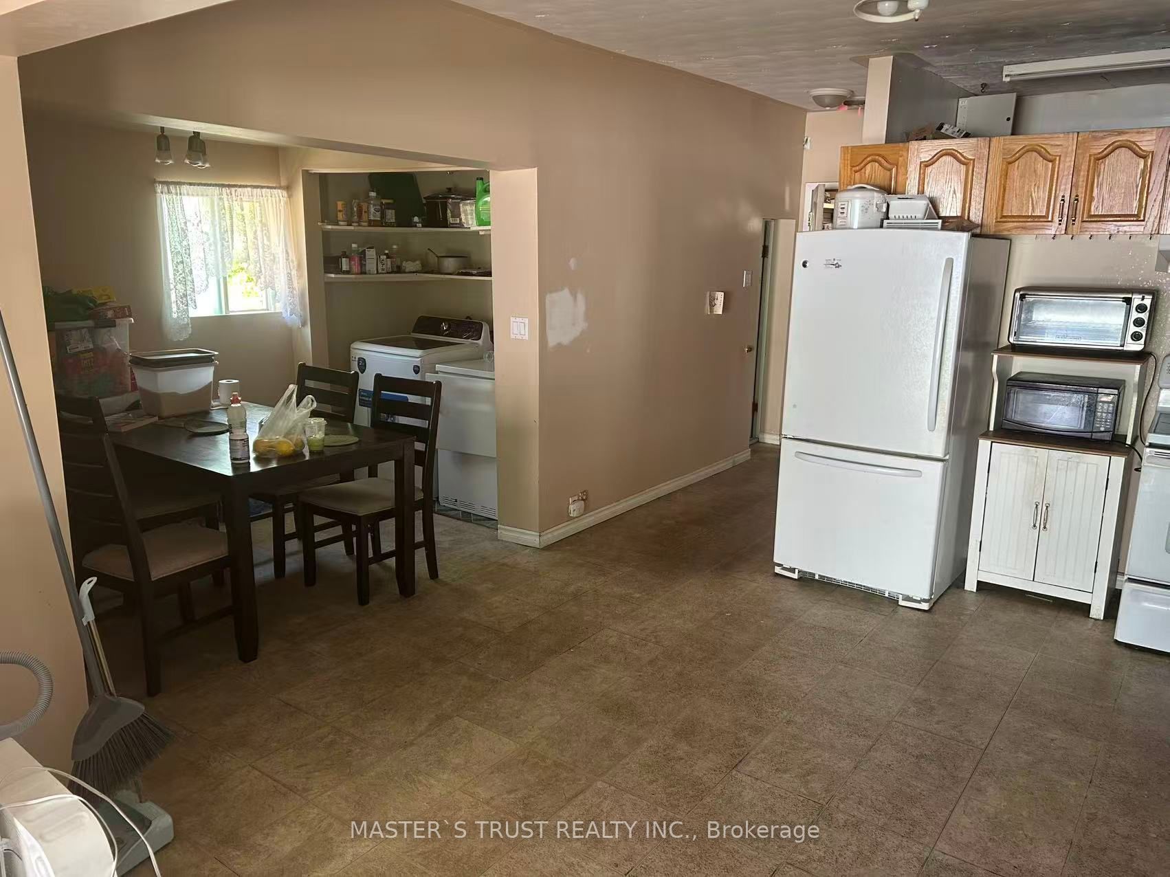 257 Leslie Street Property Photo 9