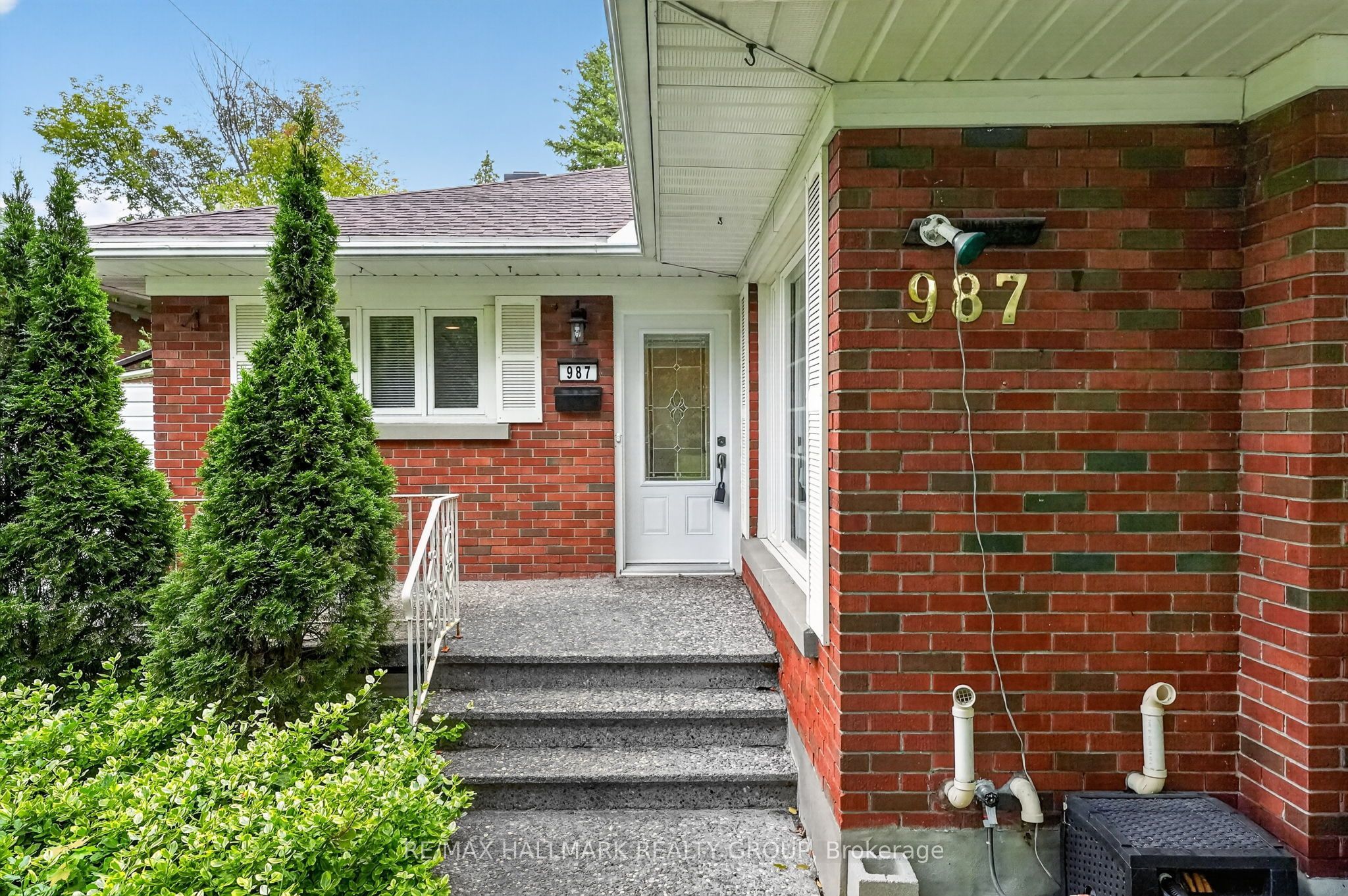 987 Neville Street Property Photo 1