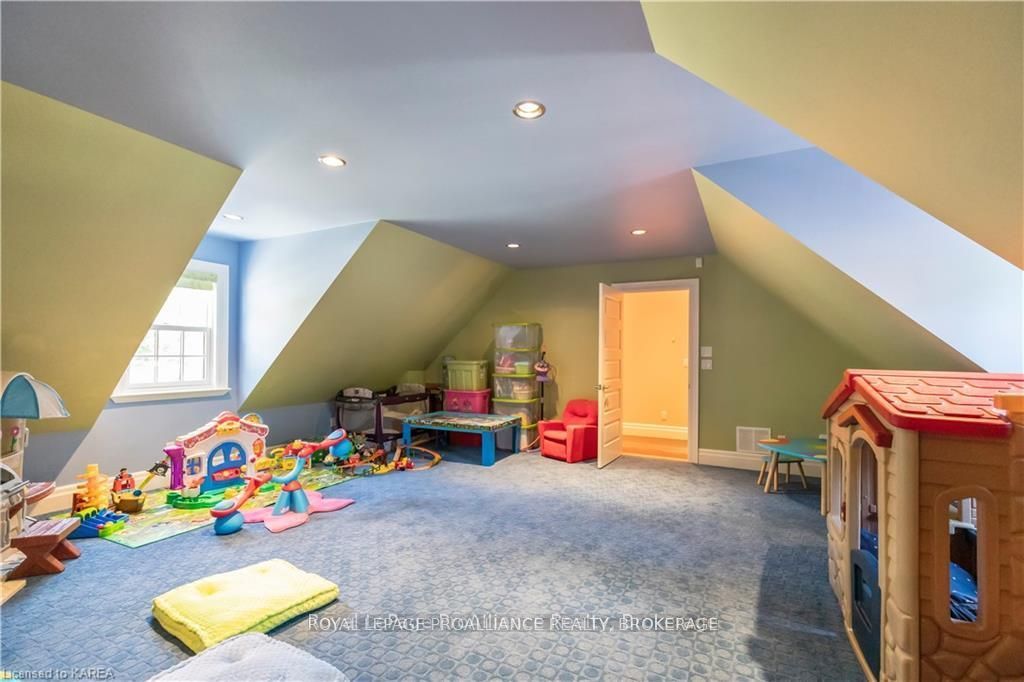 1618 St Lawrence Avenue Property Photo 29