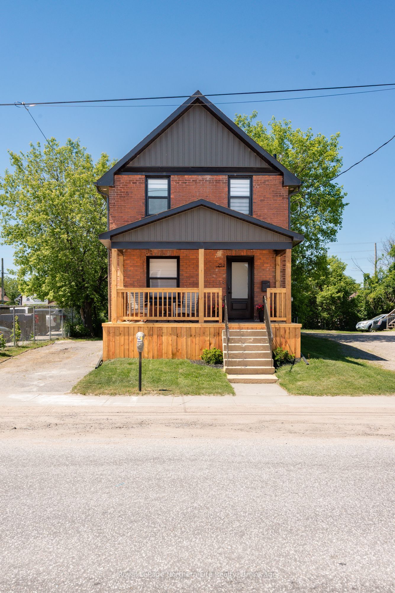 253 Second Avenue W Property Photo 1