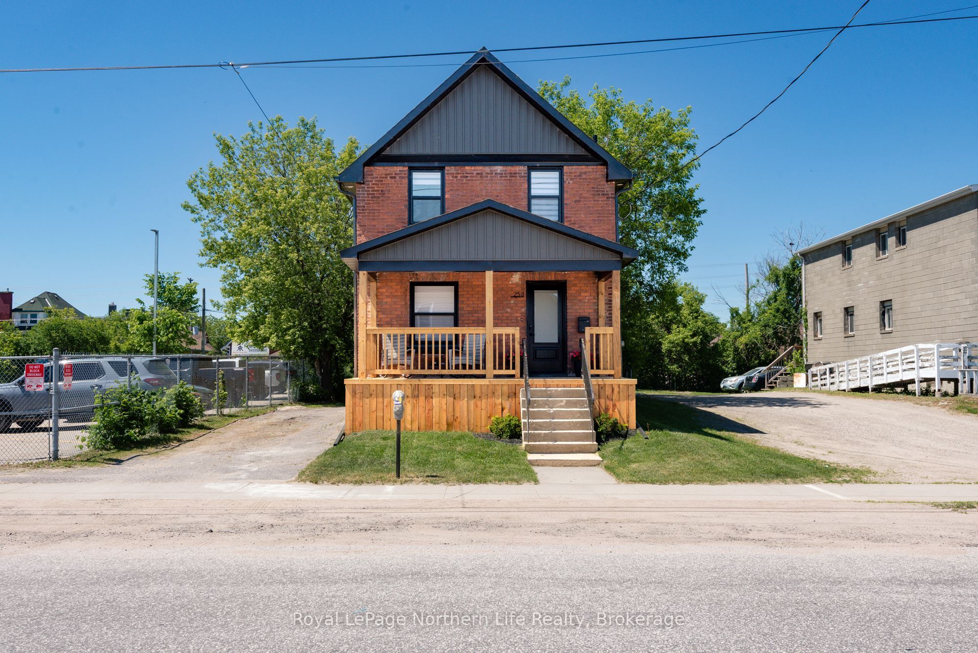 253 Second Avenue W Property Photo 1