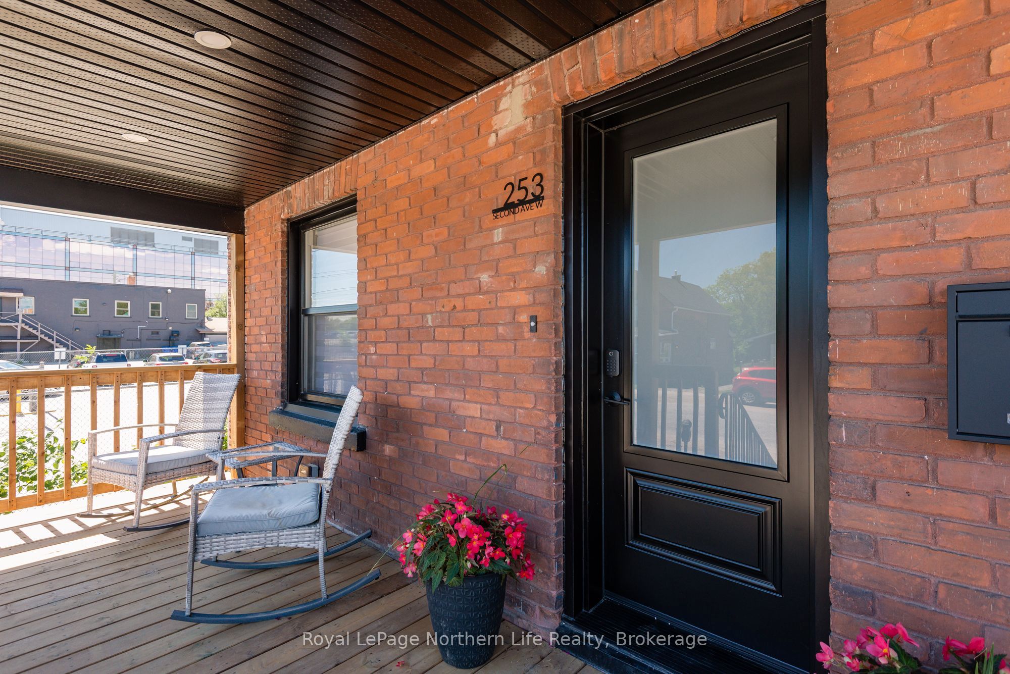 253 Second Avenue W Property Photo 3