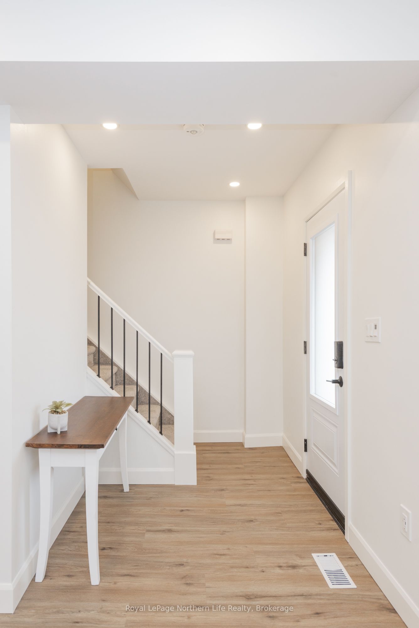 253 Second Avenue W Property Photo 4