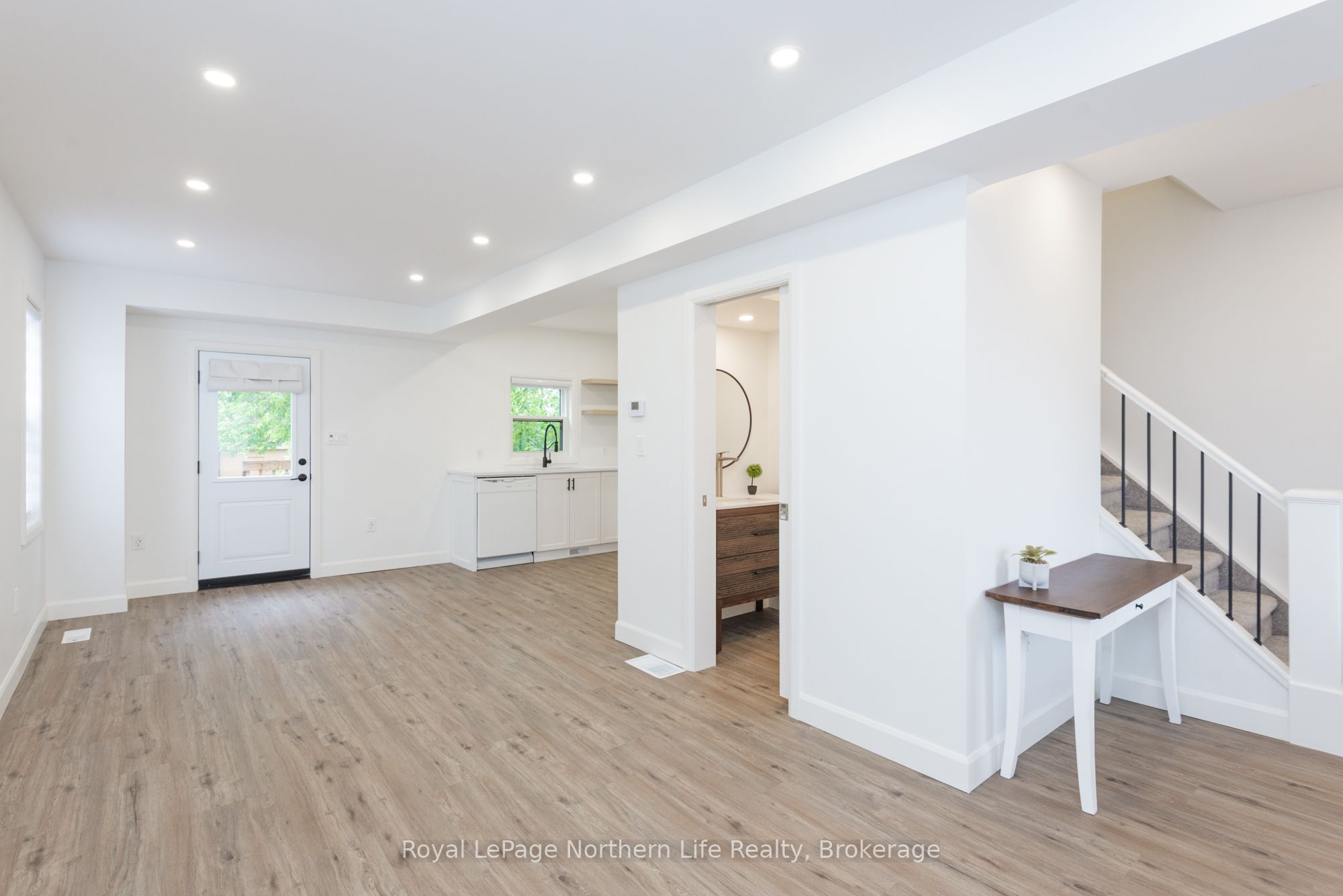253 Second Avenue W Property Photo 6