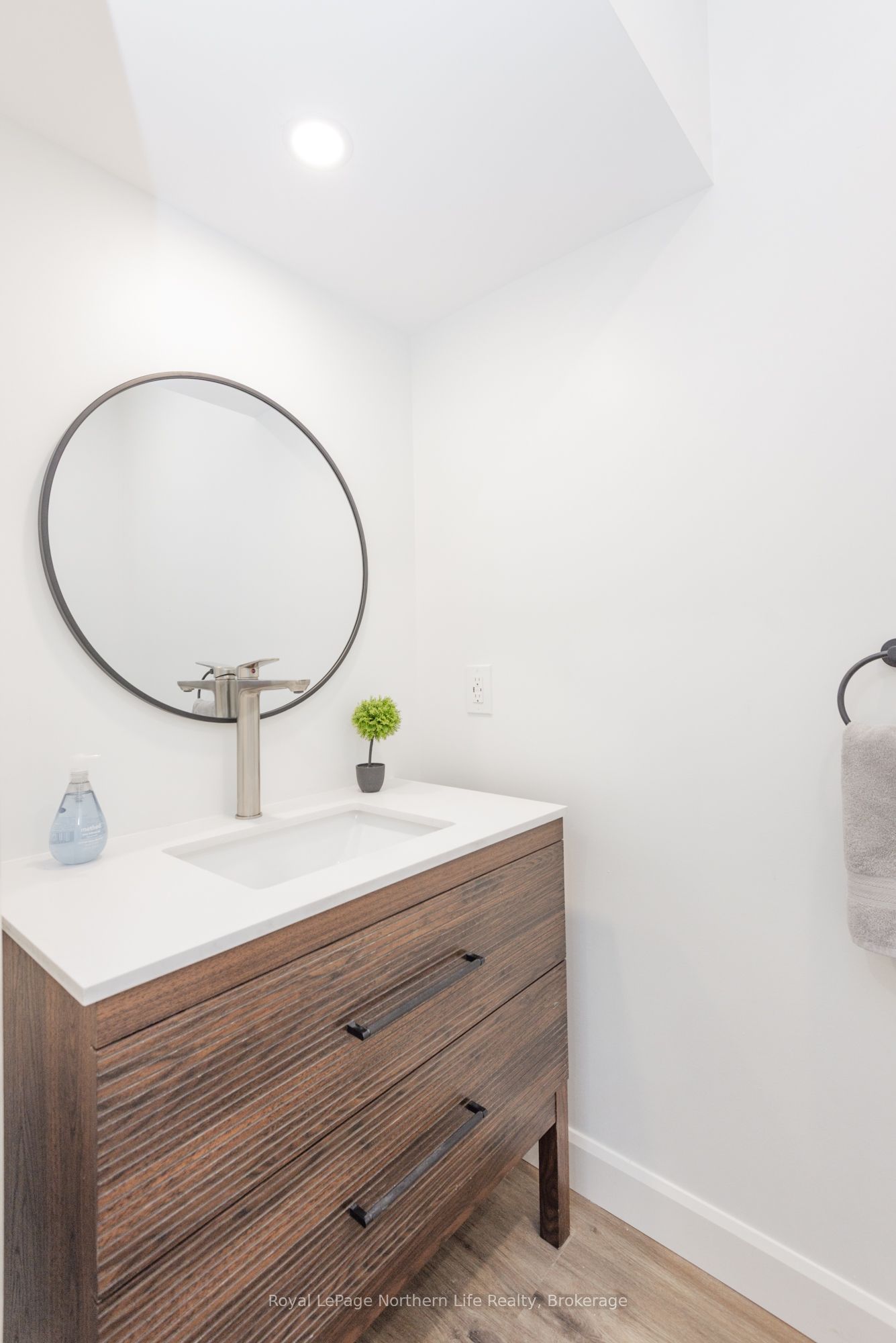 253 Second Avenue W Property Photo 14