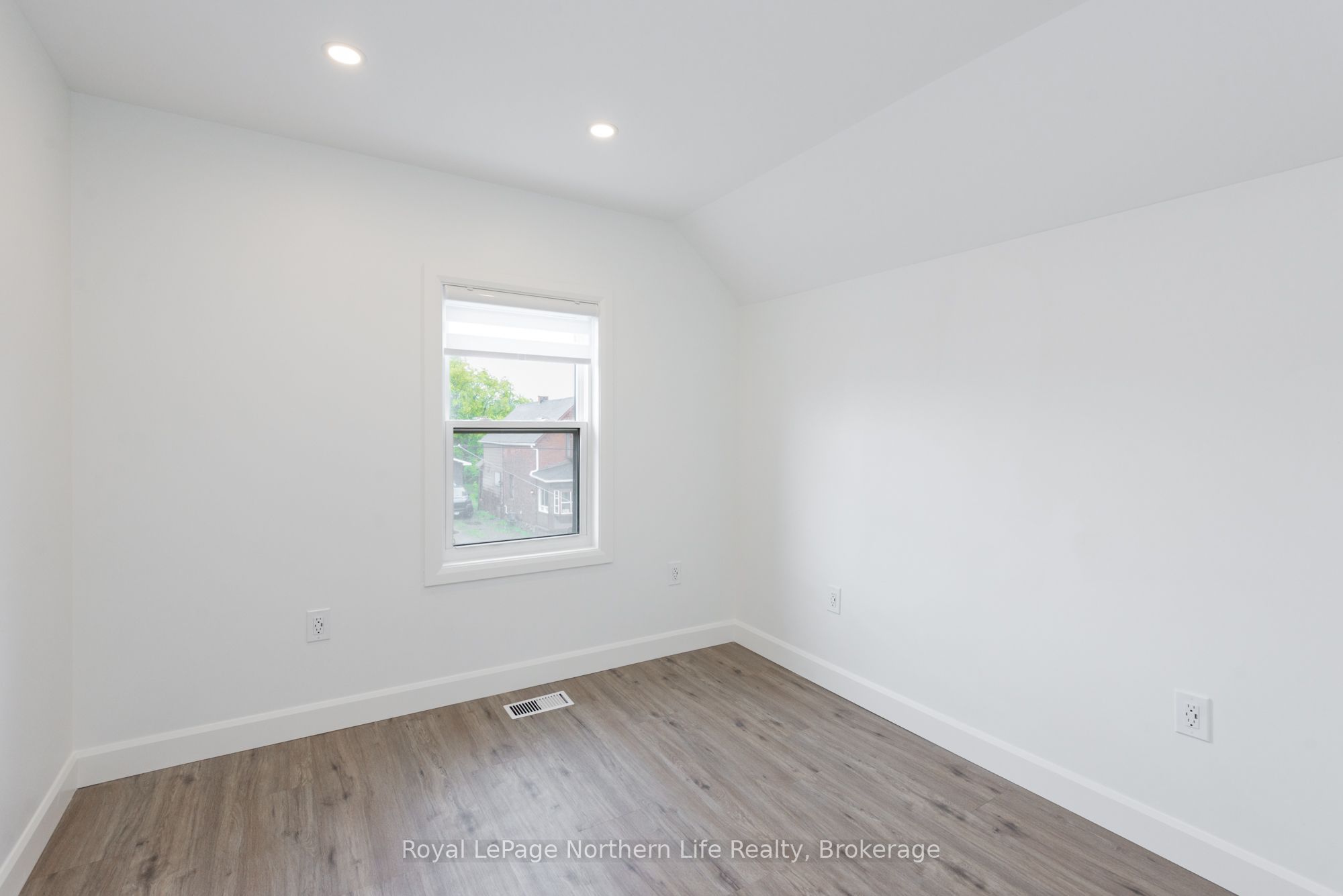 253 Second Avenue W Property Photo 16