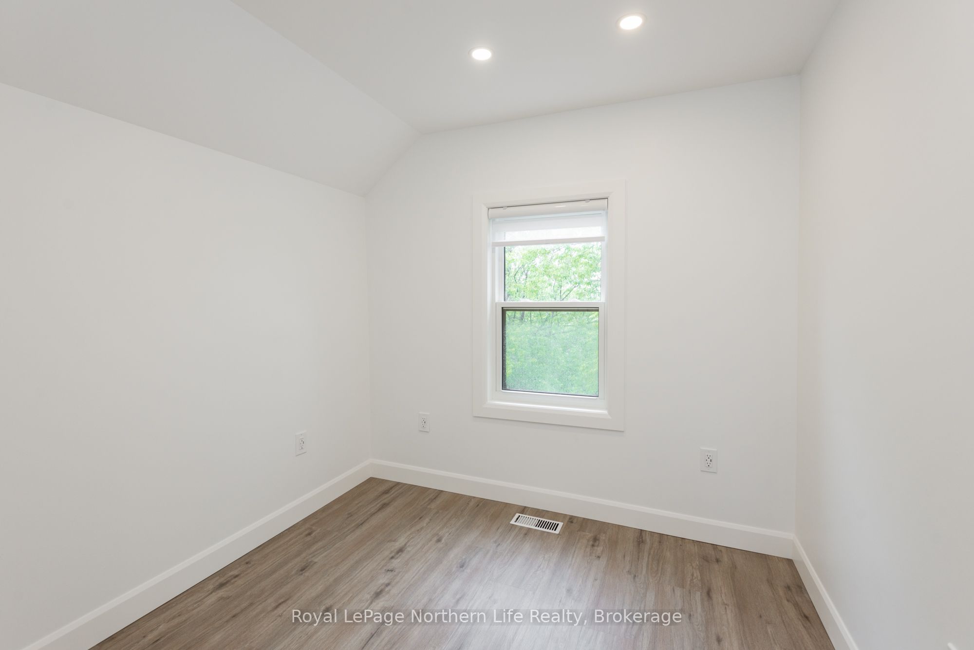 253 Second Avenue W Property Photo 19